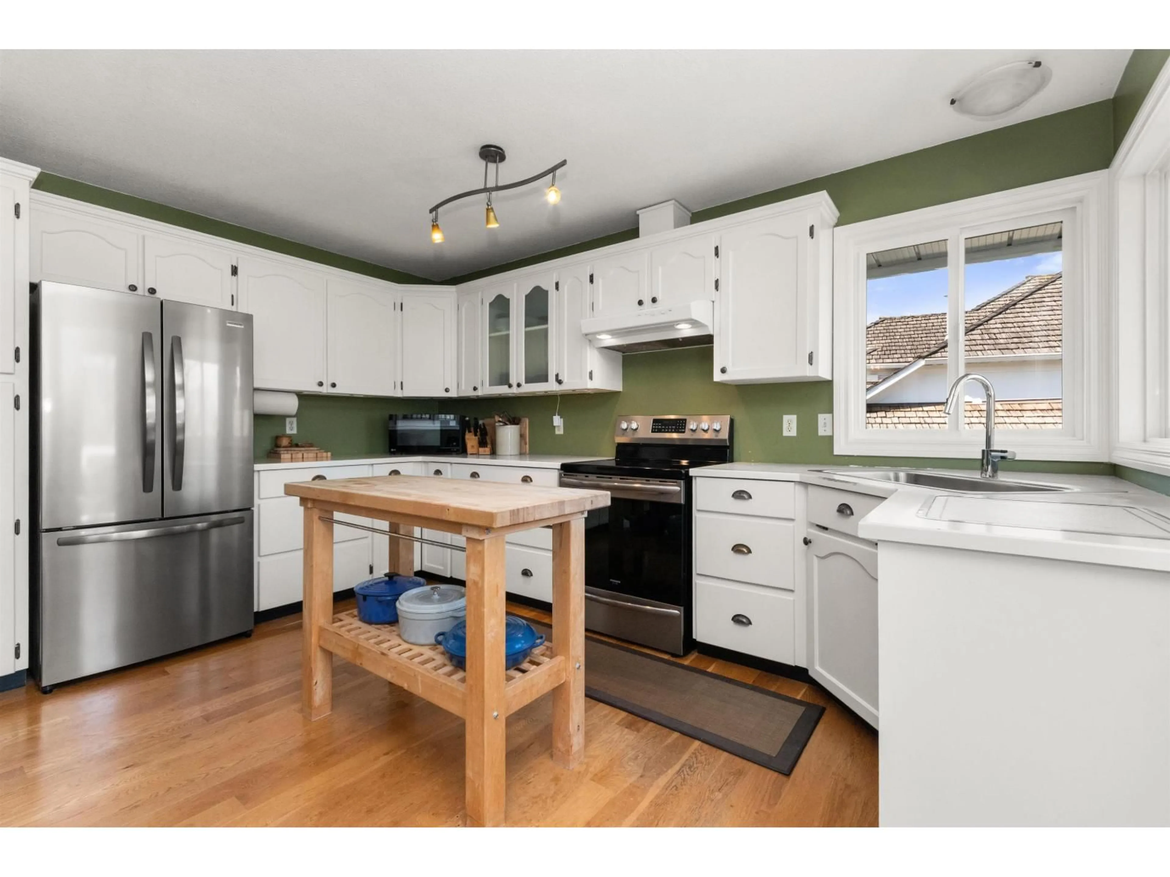 Open concept kitchen, wood/laminate floor for 46385 CHRISTINA DRIVE, Chilliwack British Columbia V2R2B5