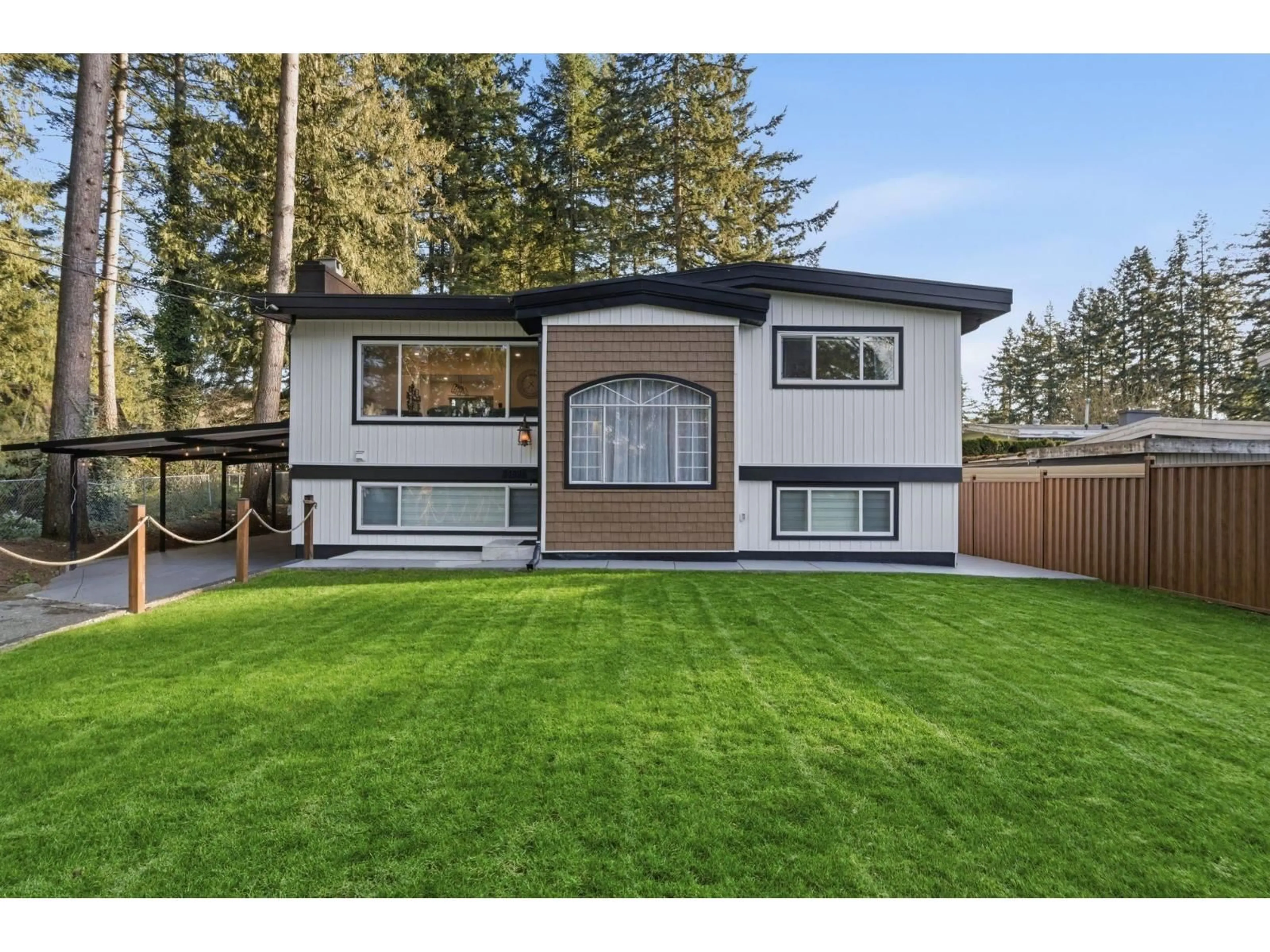 Home with vinyl exterior material, street for 34694 BEVERLEY CRESCENT, Abbotsford British Columbia V2S4M6