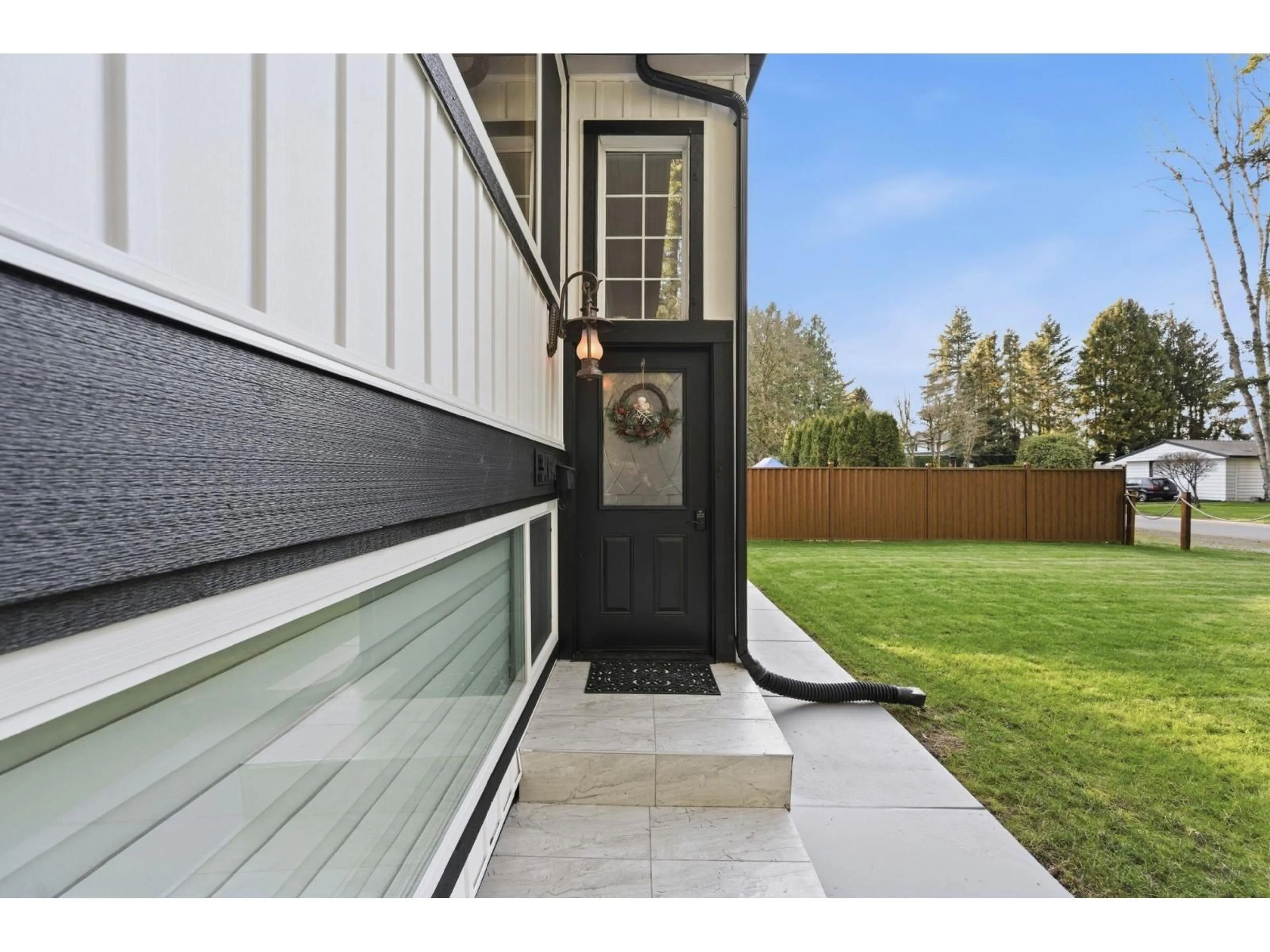 Home with vinyl exterior material, street for 34694 BEVERLEY CRESCENT, Abbotsford British Columbia V2S4M6