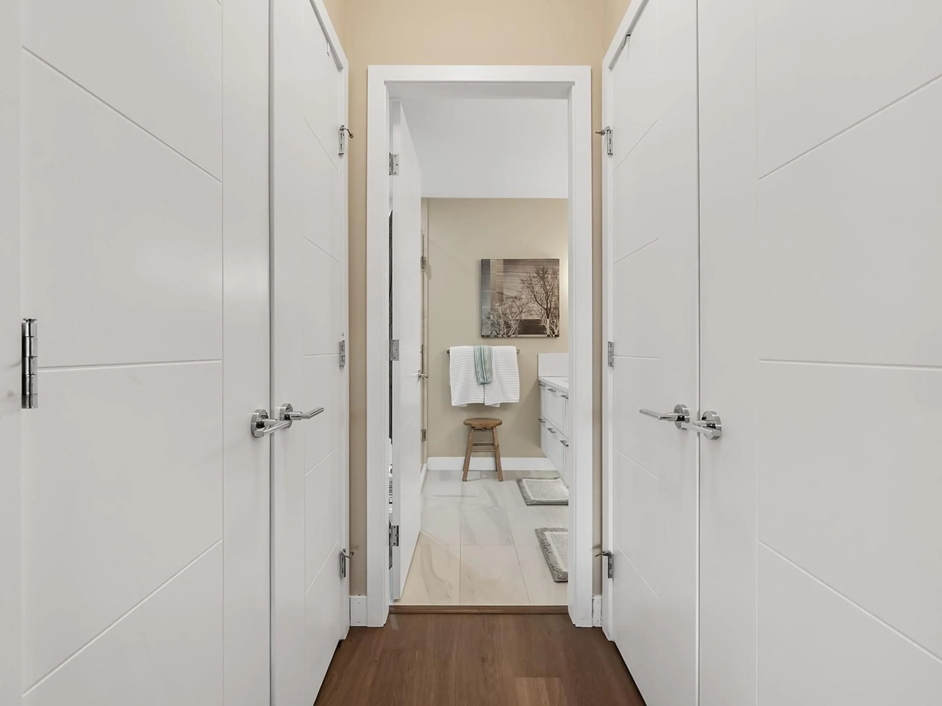 Indoor entryway for 412 - 15360 20 AVENUE, Surrey British Columbia V4A2A3