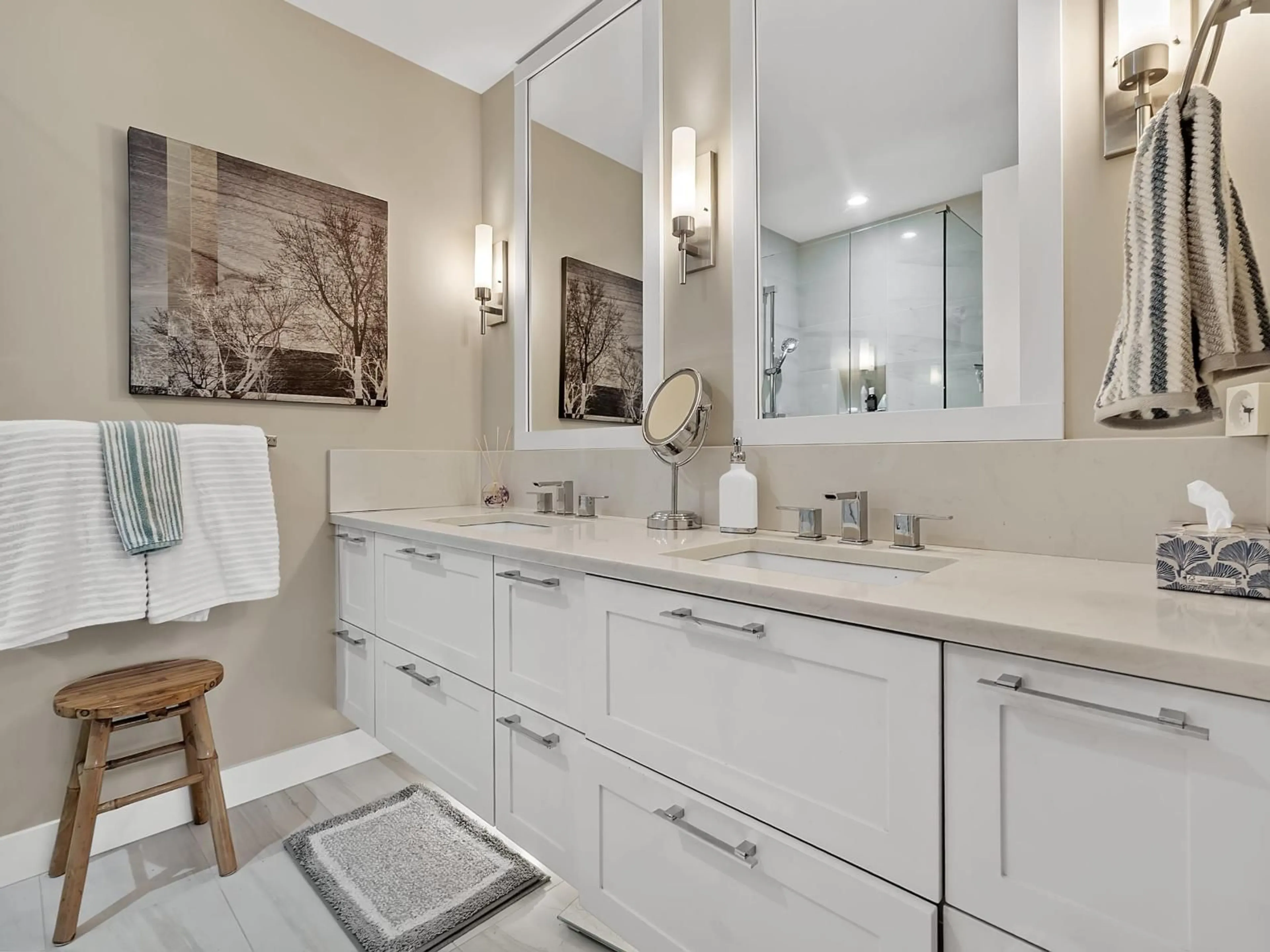 Contemporary bathroom, ceramic/tile floor for 412 - 15360 20 AVENUE, Surrey British Columbia V4A2A3