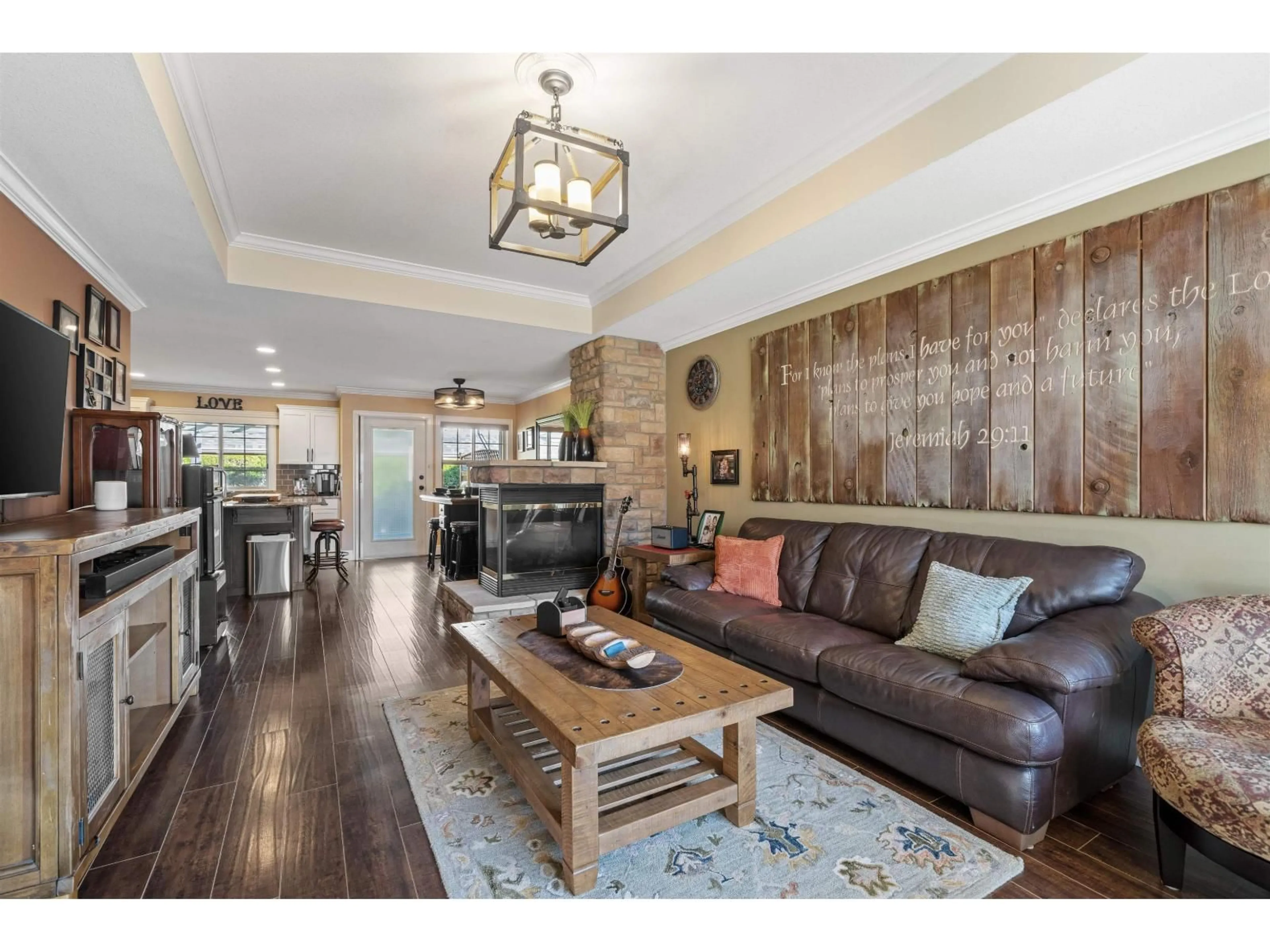 Living room with furniture, wood/laminate floor for 46 - 6887 SHEFFIELD WAY, Chilliwack British Columbia V2R5V5