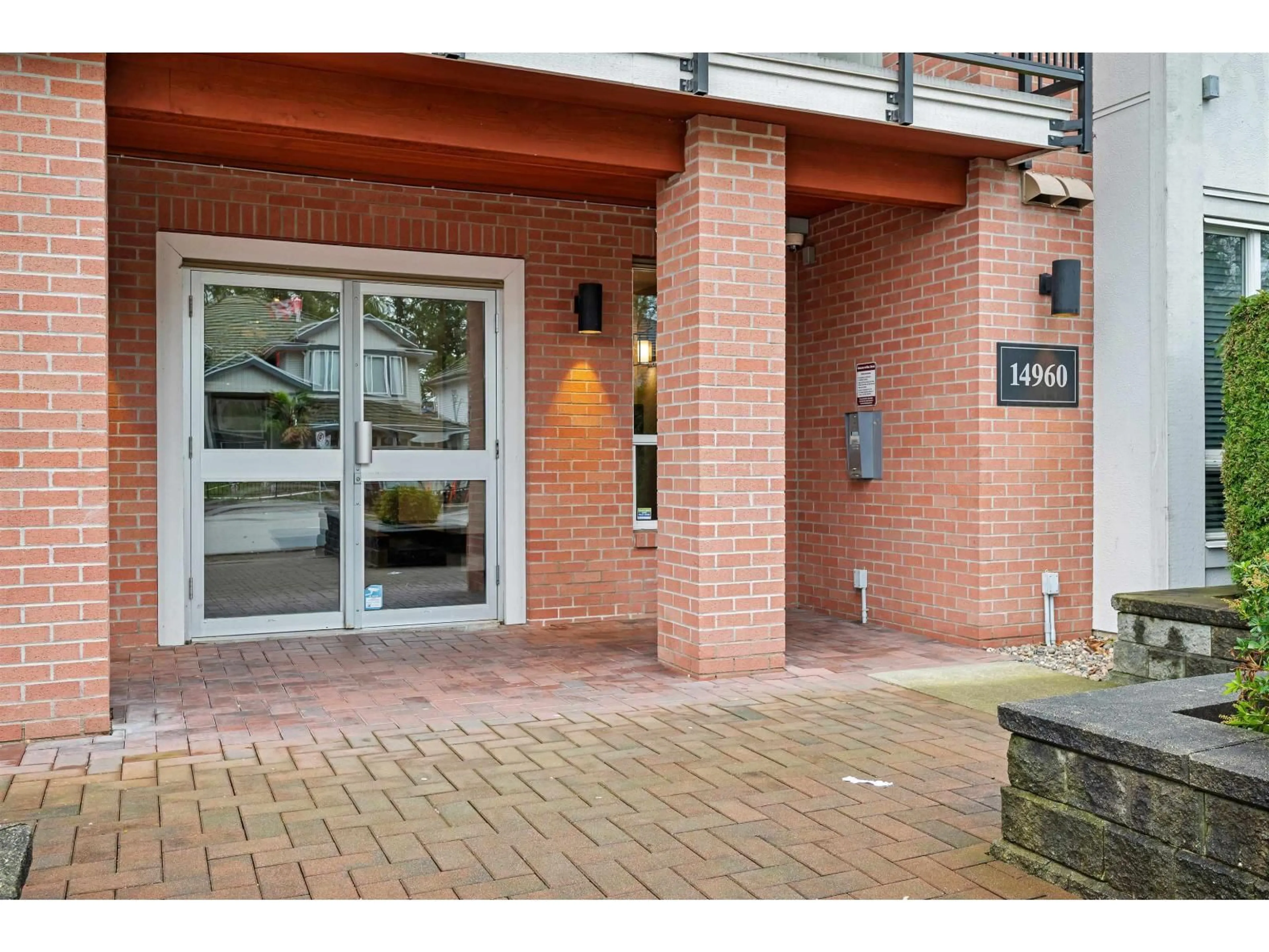 Indoor foyer for 307 - 14960 102A AVENUE, Surrey British Columbia V3R6A3