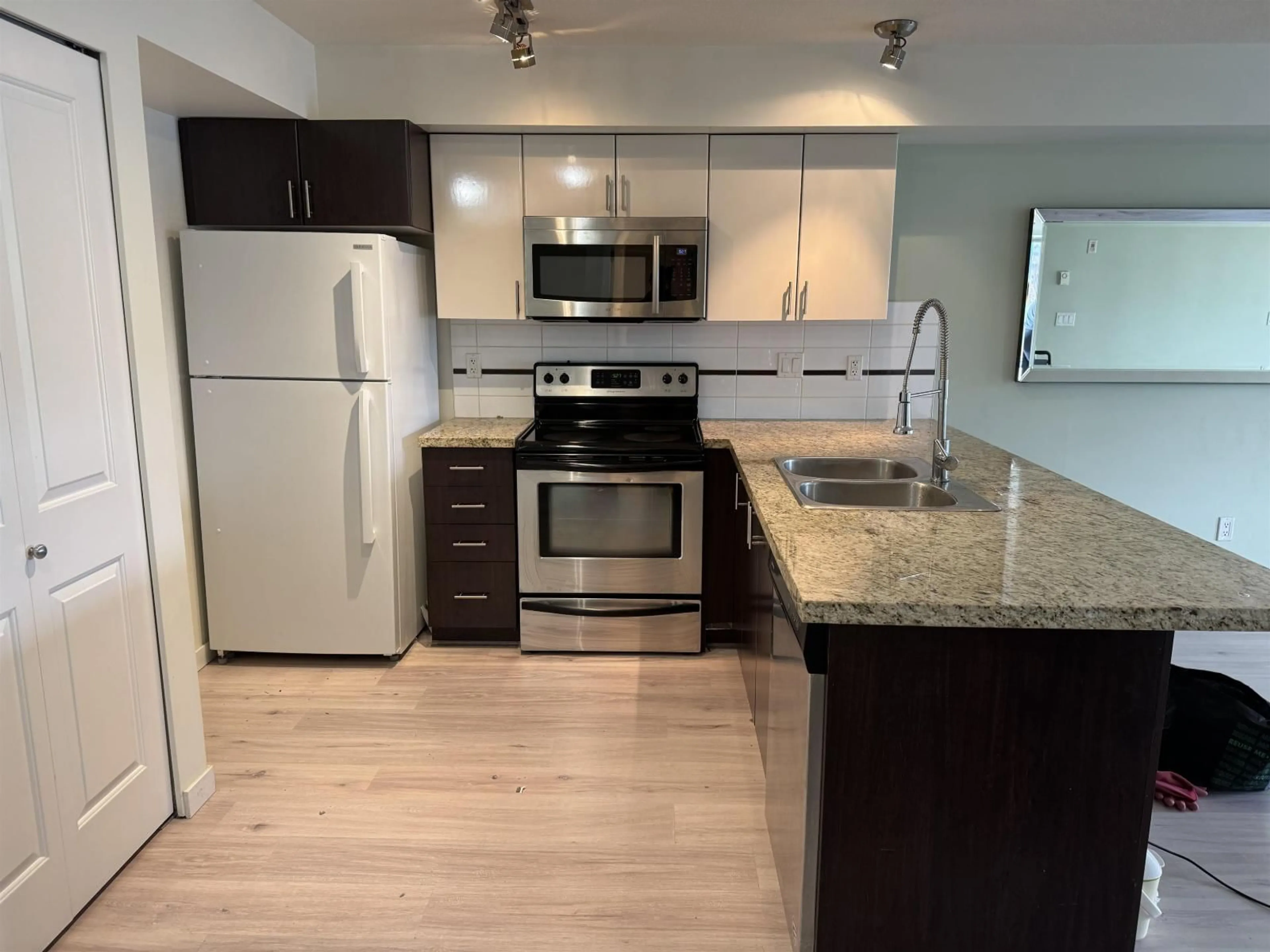 Standard kitchen, unknown for 307 - 14960 102A AVENUE, Surrey British Columbia V3R6A3