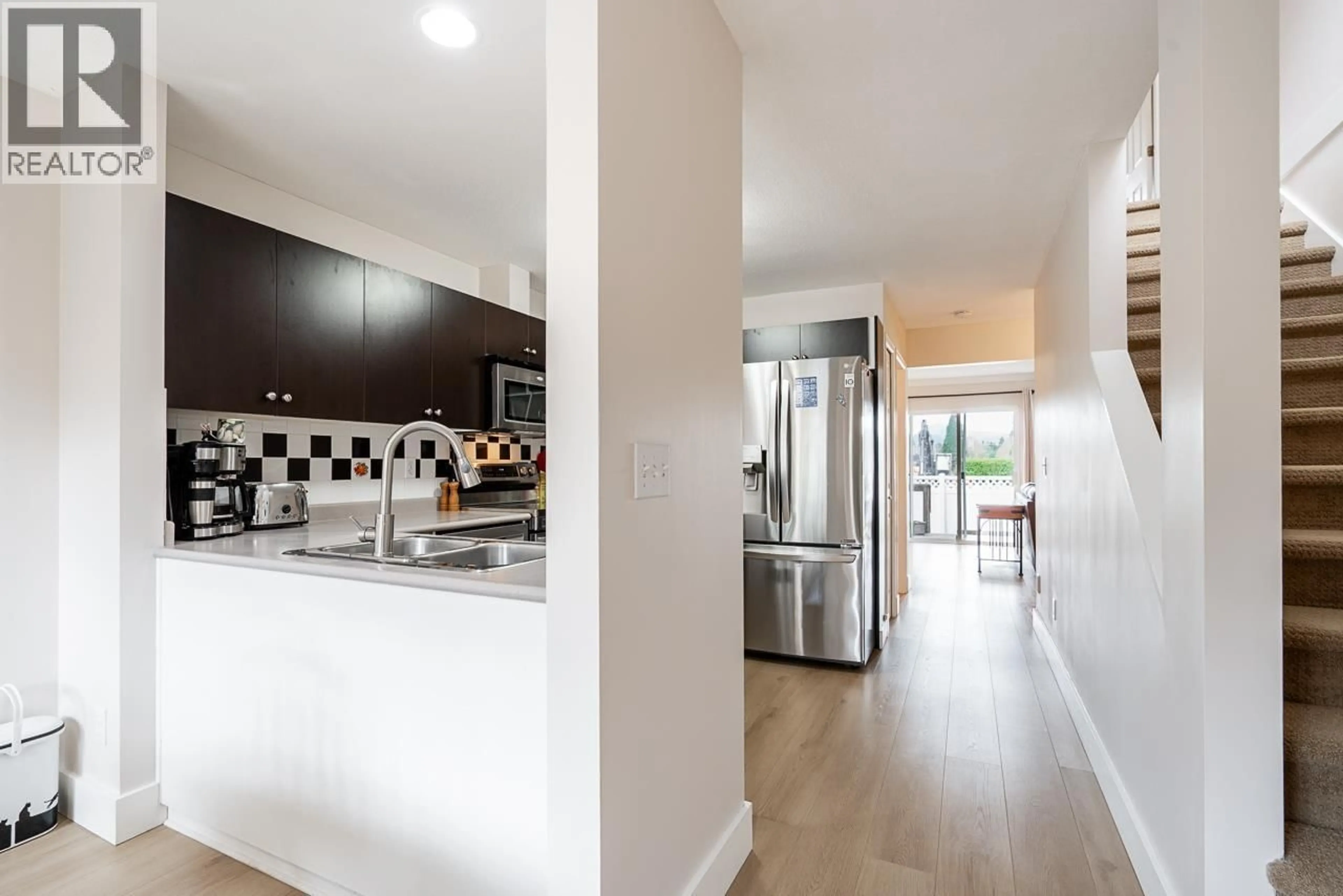 Open concept kitchen, ceramic/tile floor for 24 - 11870 232 STREET, Maple Ridge British Columbia V2X6S9