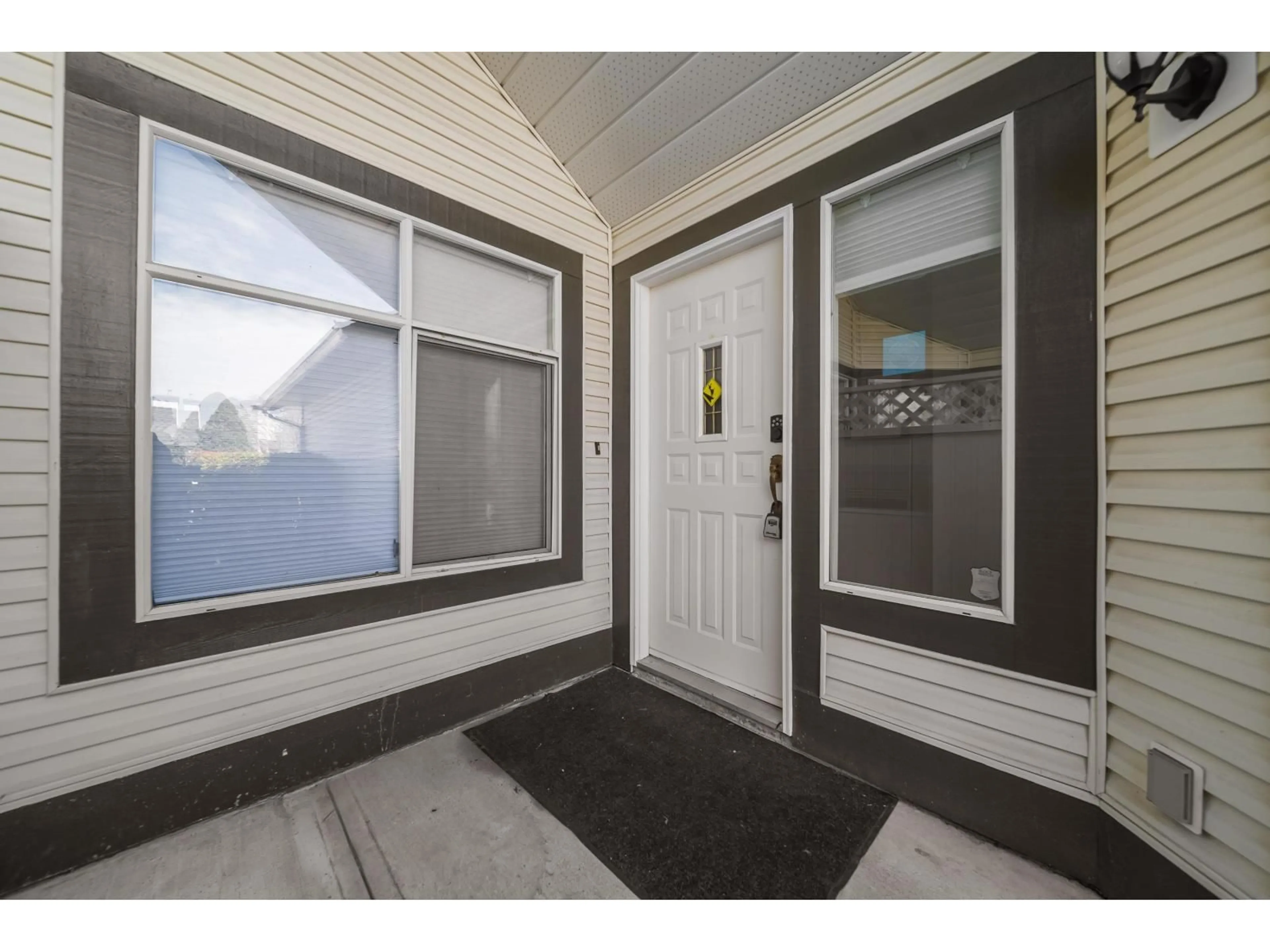 Indoor entryway for 31 - 19649 53 AVENUE, Langley British Columbia V3A8C5