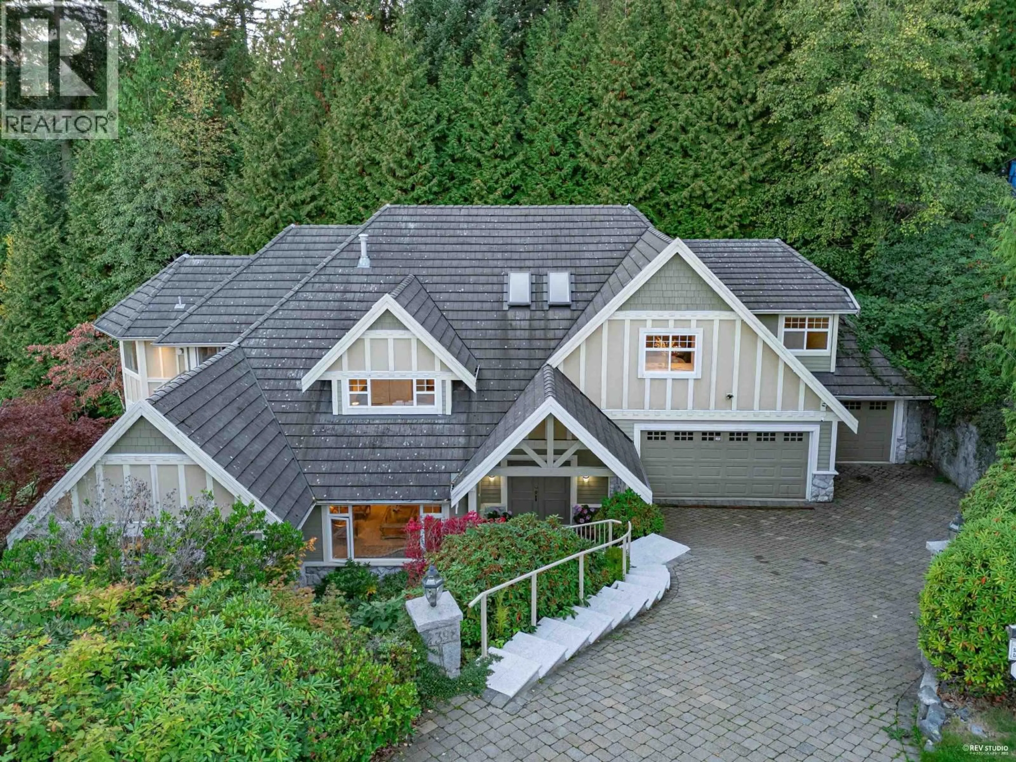 A pic from outside/outdoor area/front of a property/back of a property/a pic from drone, unknown for 2398 CONSTANTINE PLACE, West Vancouver British Columbia V7S3H7