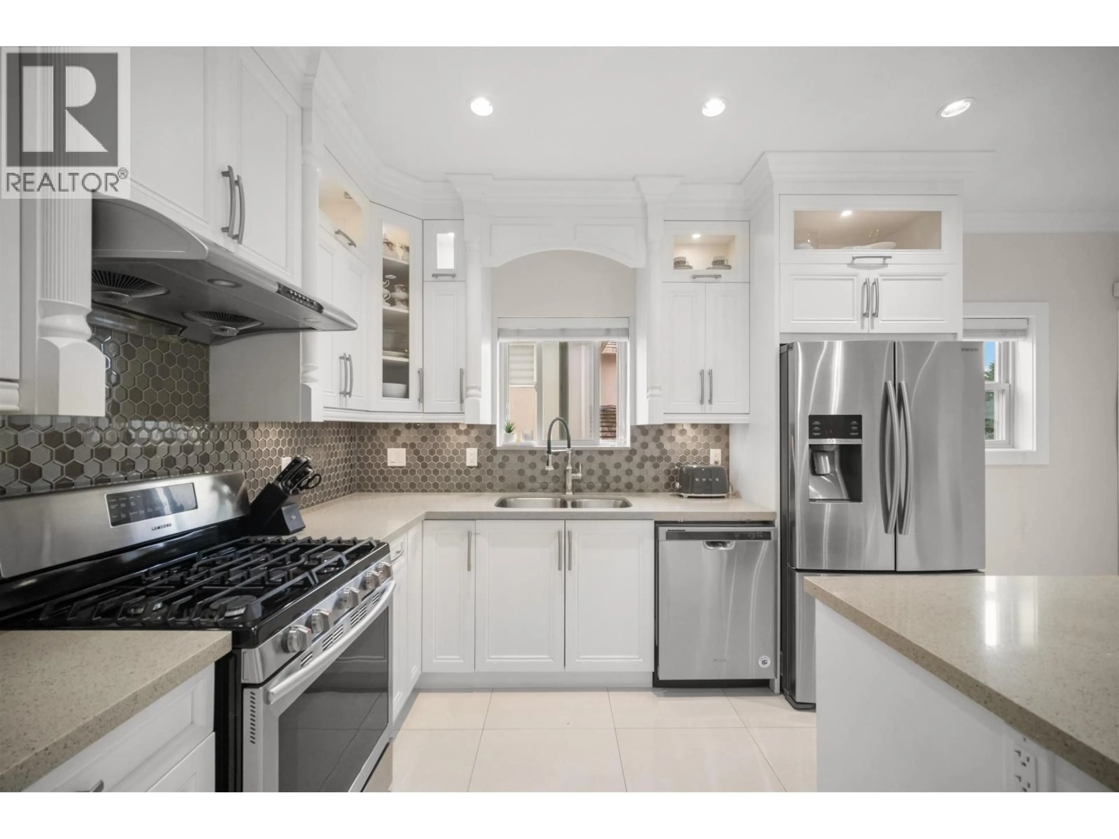 Open concept kitchen, ceramic/tile floor for 4986 INMAN AVENUE, Burnaby British Columbia V5G2Y6