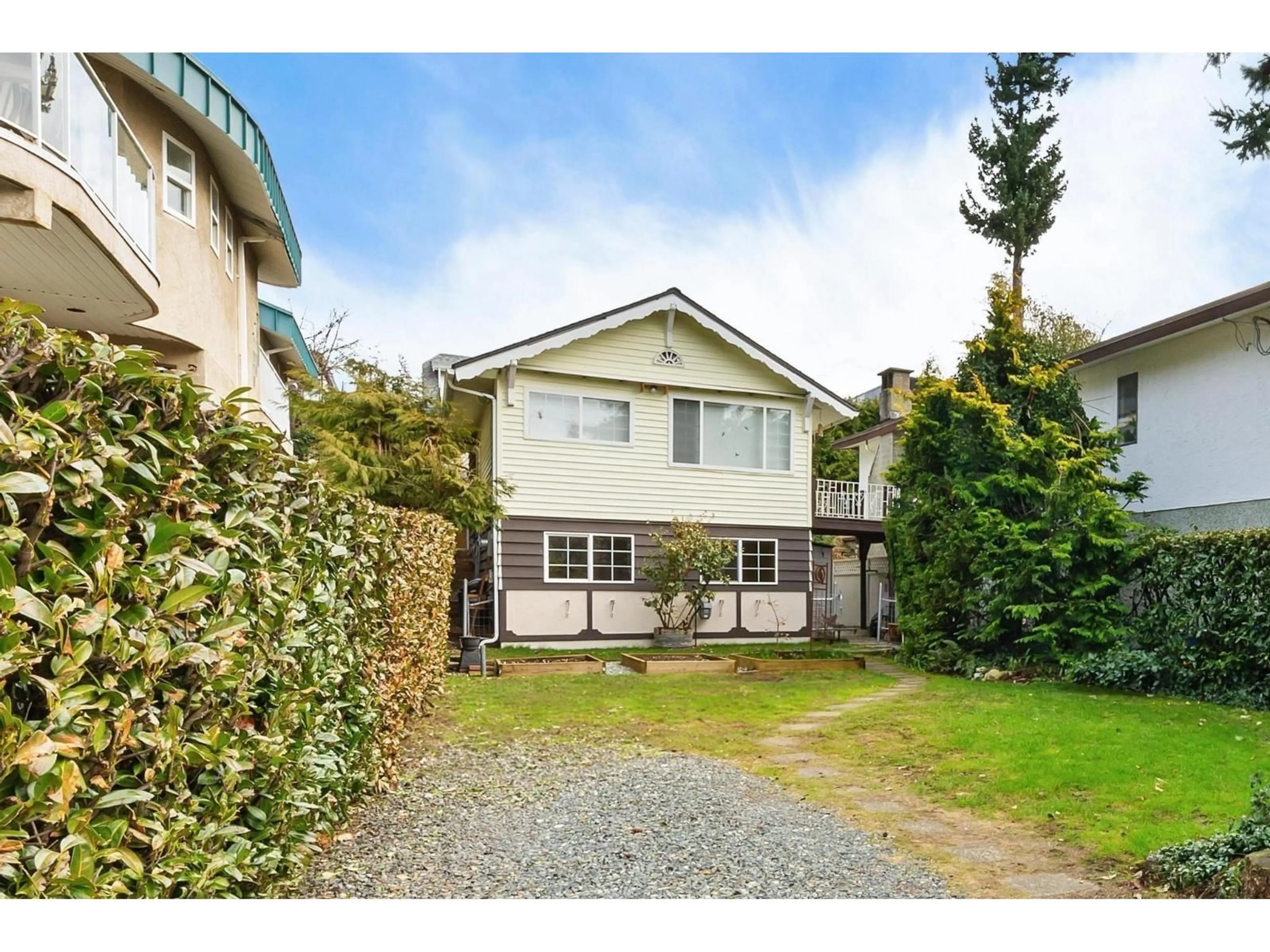 A pic from outside/outdoor area/front of a property/back of a property/a pic from drone, street for 866 FINLAY STREET, White Rock British Columbia V4B4K2