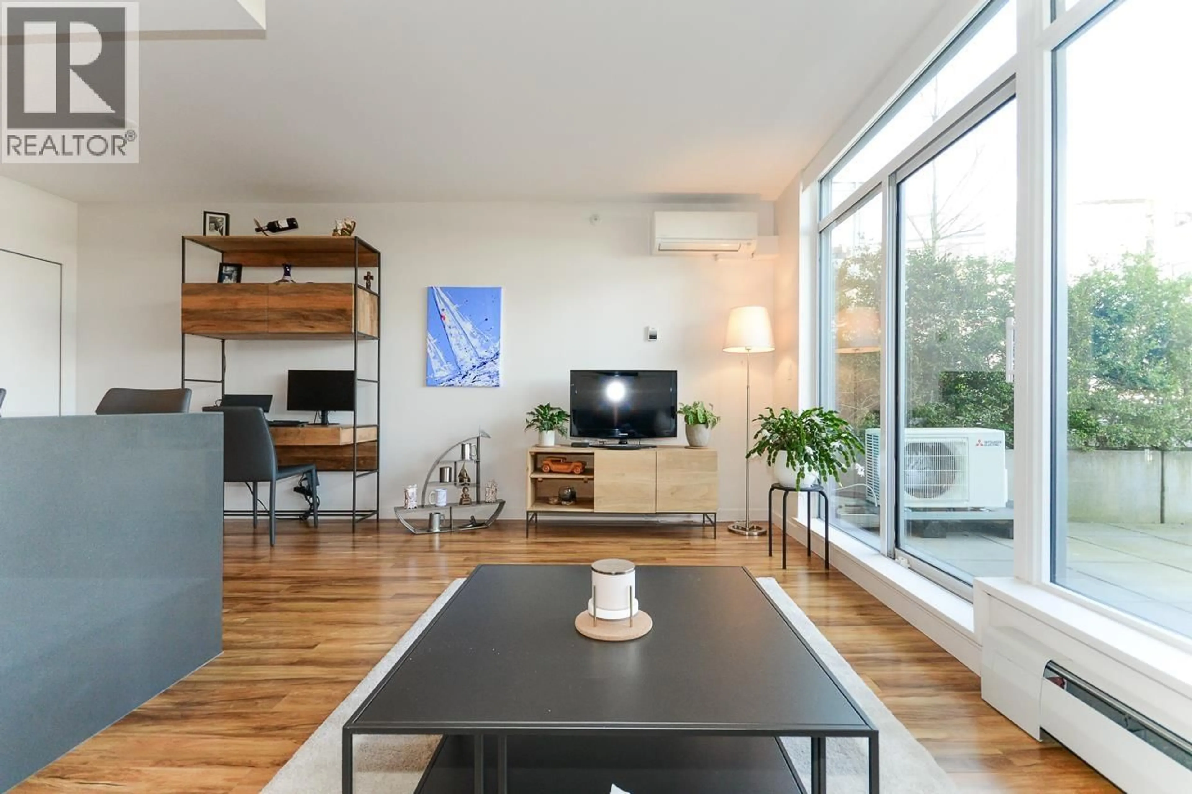 Living room with furniture, wood/laminate floor for 221 - 289 6TH AVENUE, Vancouver British Columbia V5T0E9
