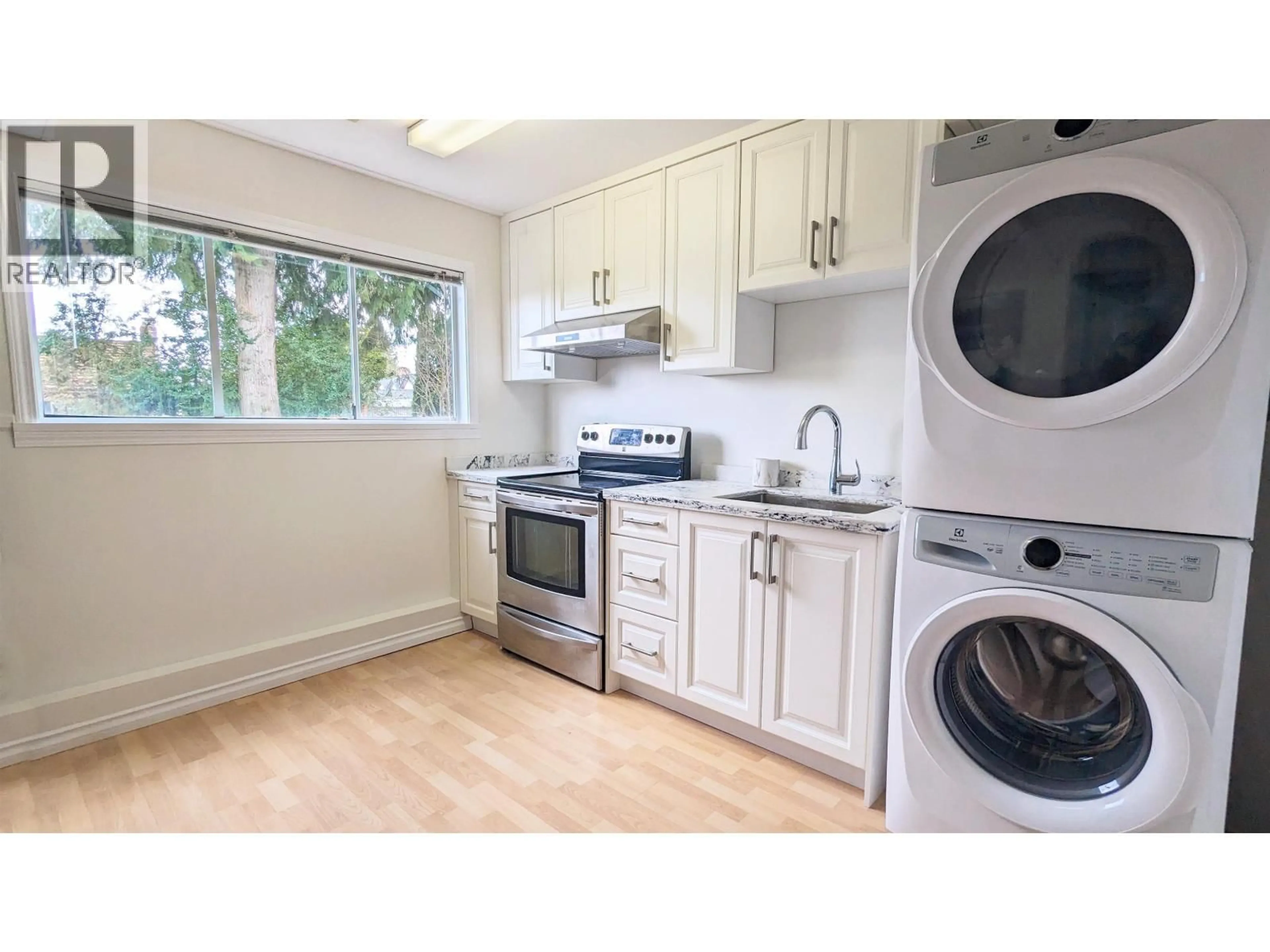 Standard kitchen, wood/laminate floor for 350 52A STREET, Delta British Columbia V4M2Z9