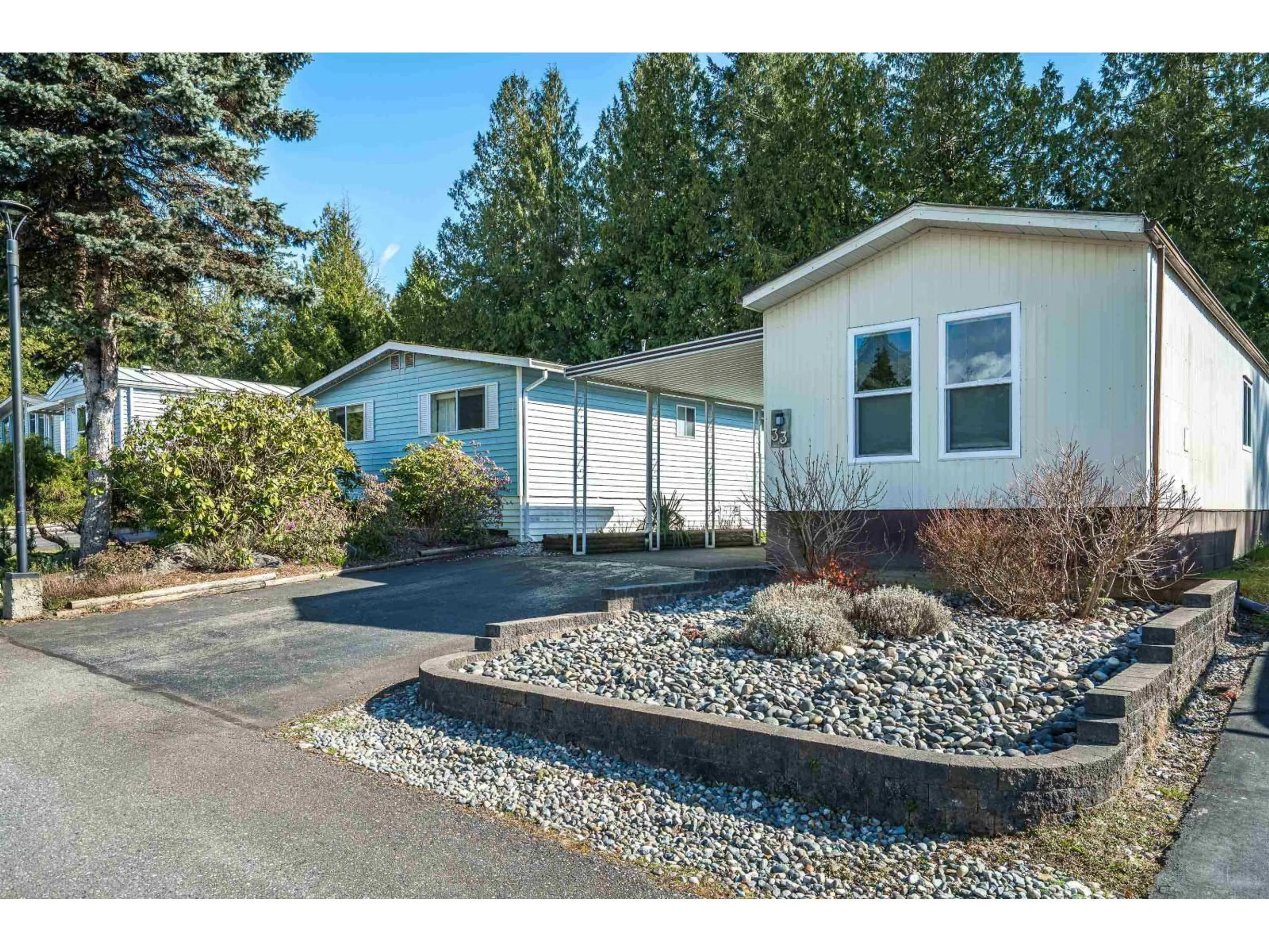 Home with vinyl exterior material, street for 33 - 2315 198 STREET, Langley British Columbia V2Z1Z1