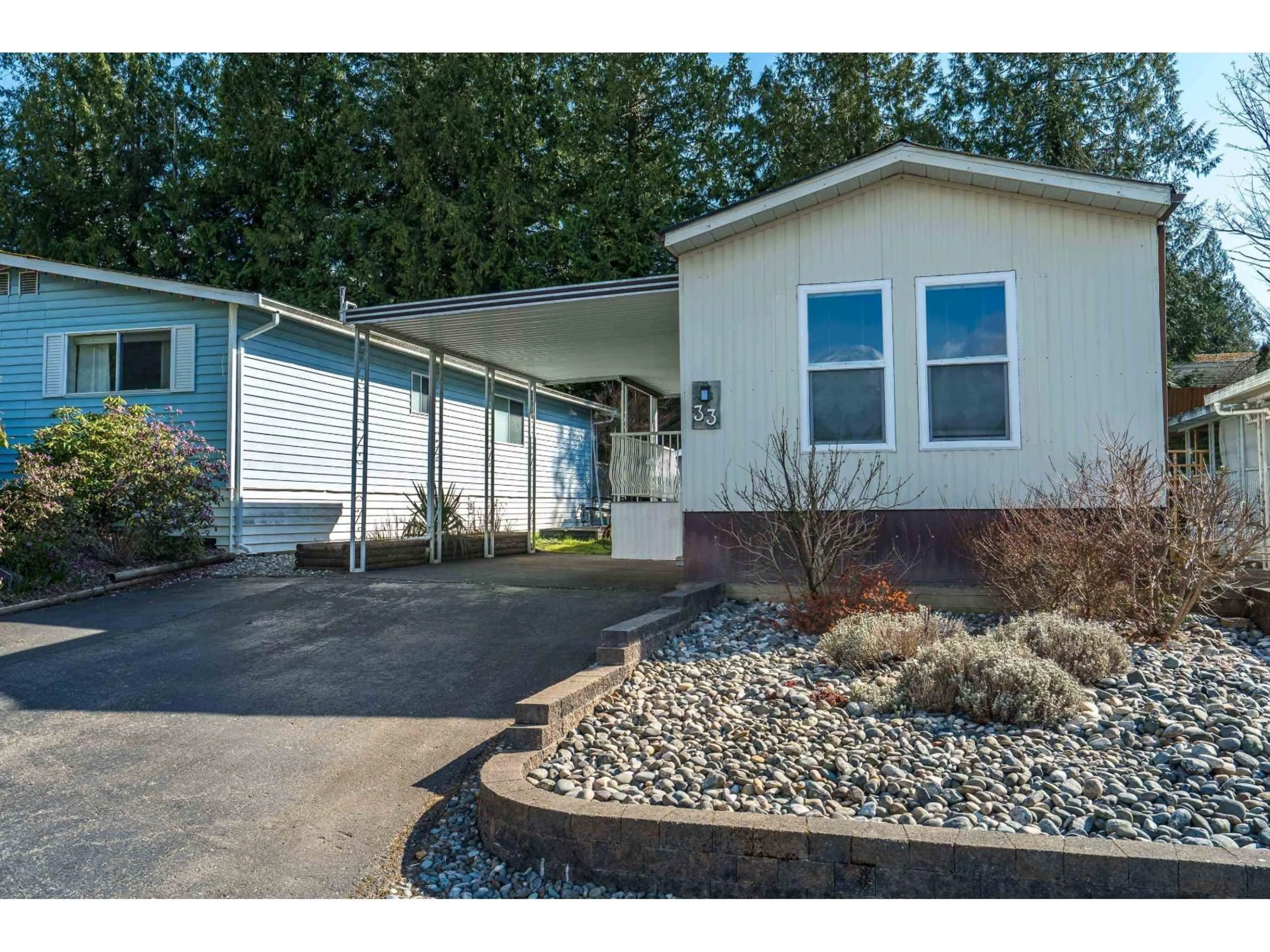 Home with vinyl exterior material, street for 33 - 2315 198 STREET, Langley British Columbia V2Z1Z1