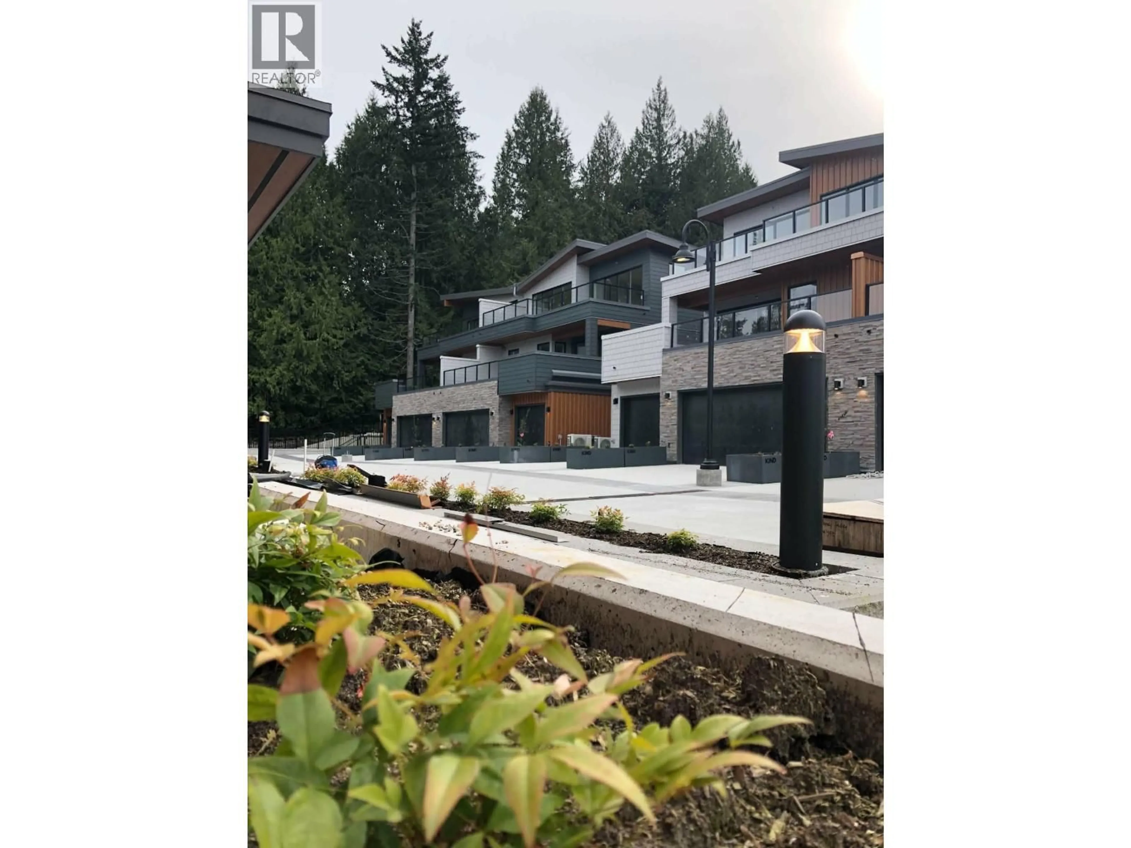 Patio, street for B2G1 - 464 EAGLECREST DRIVE, Gibsons British Columbia V0N1V9