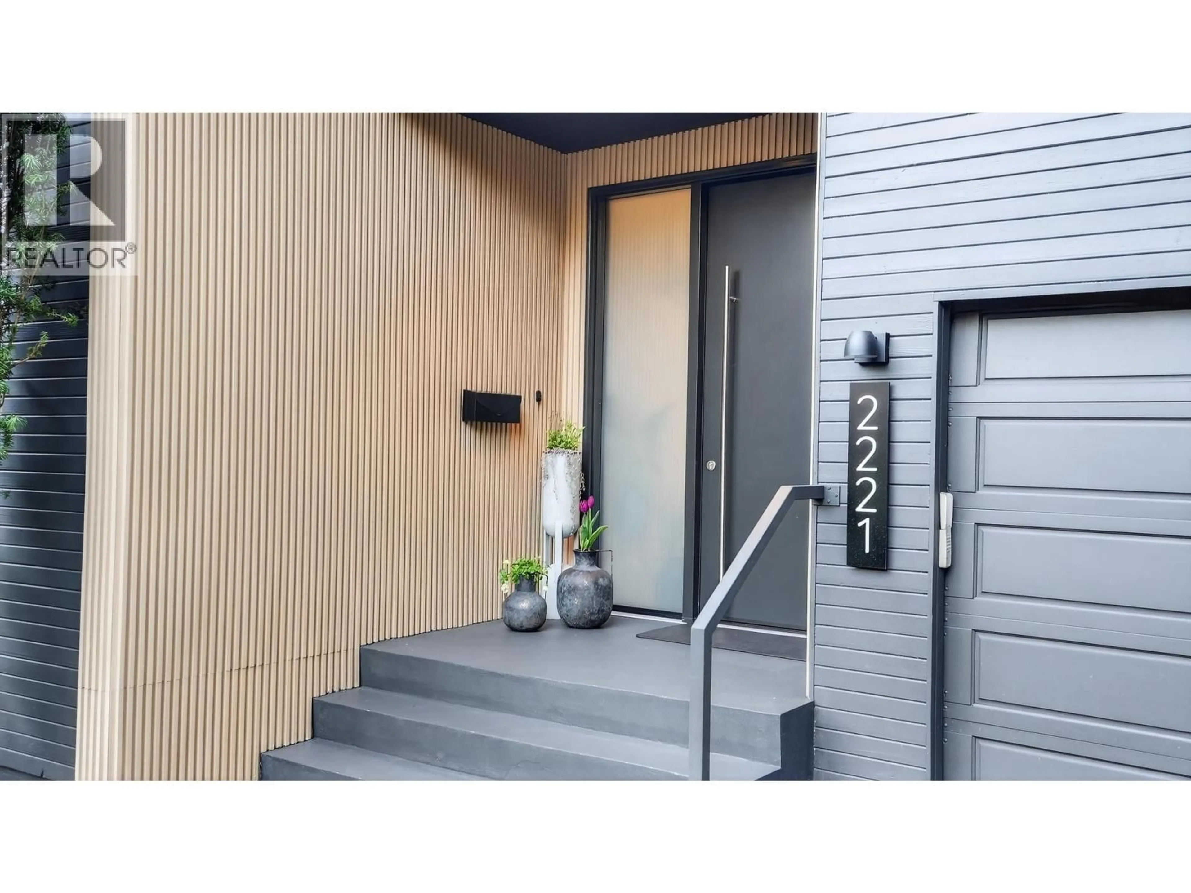 Indoor entryway for 2221 BOWSER AVENUE, North Vancouver British Columbia V7P2Z1