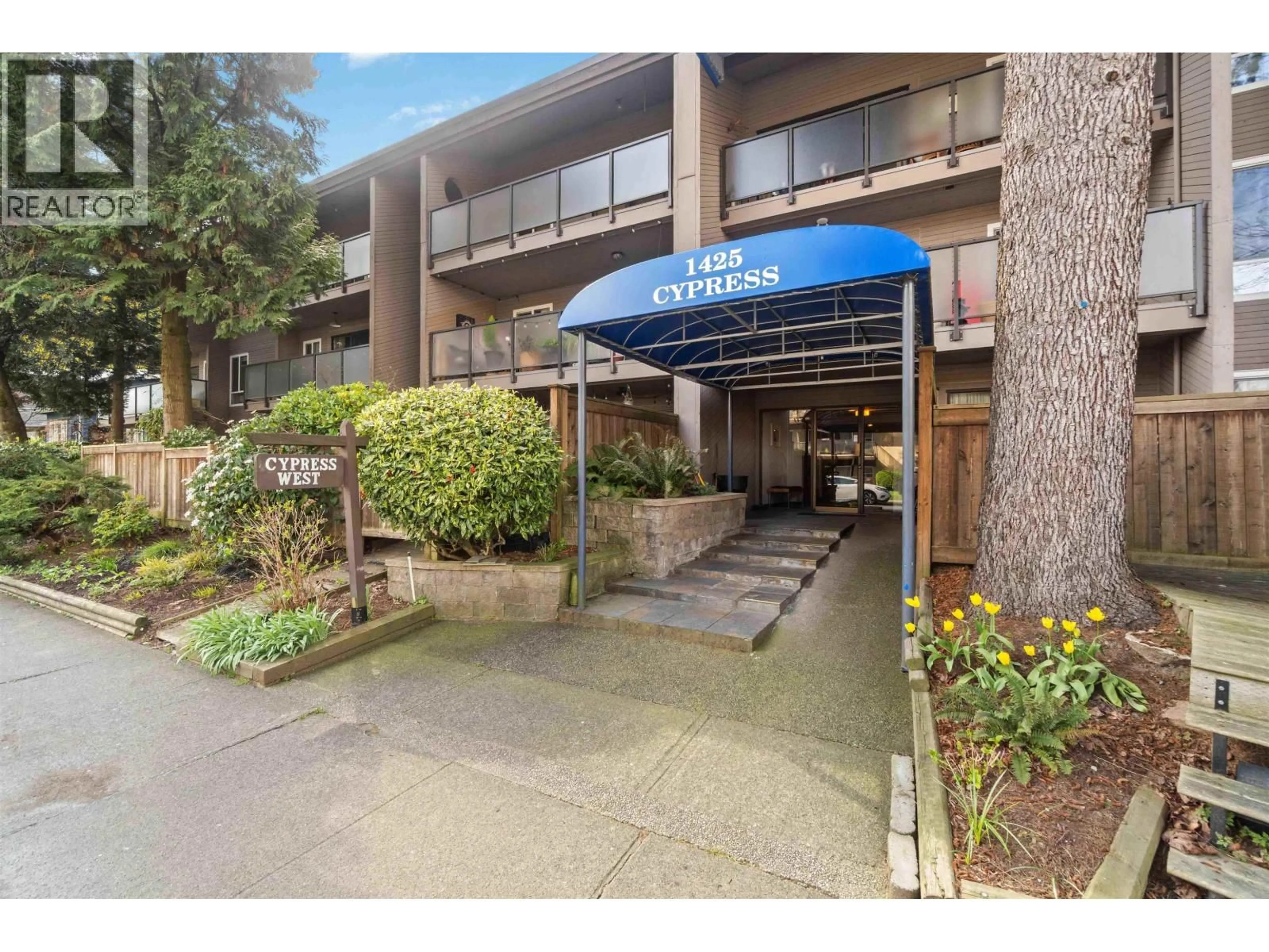 Indoor foyer for 203 - 1425 CYPRESS STREET, Vancouver British Columbia V6J3L1
