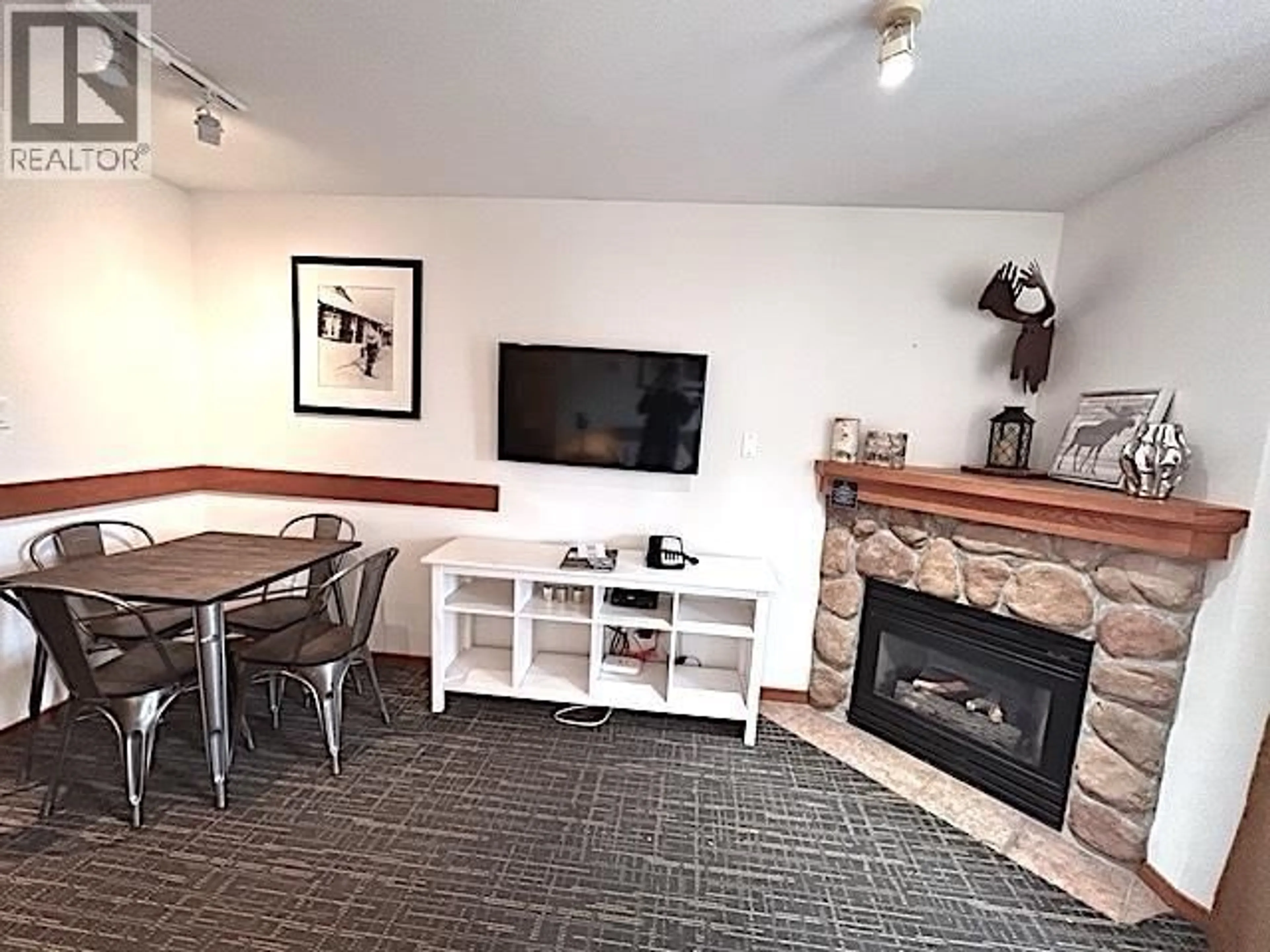 Living room with furniture, unknown for 633 - 4315 NORTHLANDS BOULEVARD, Whistler British Columbia V8E1C1