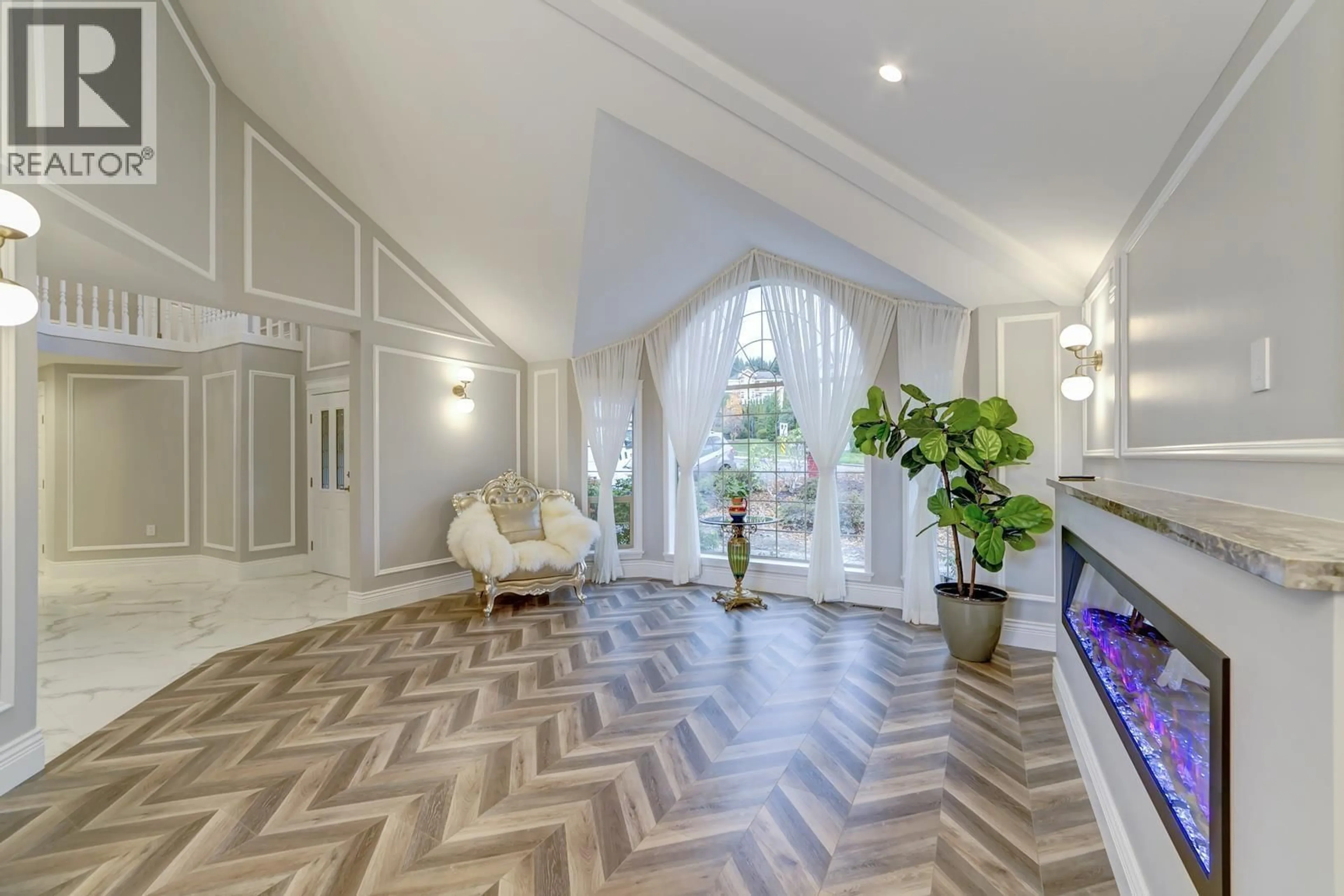 Indoor foyer for 2962 ROBSON DRIVE, Coquitlam British Columbia V3E2T1