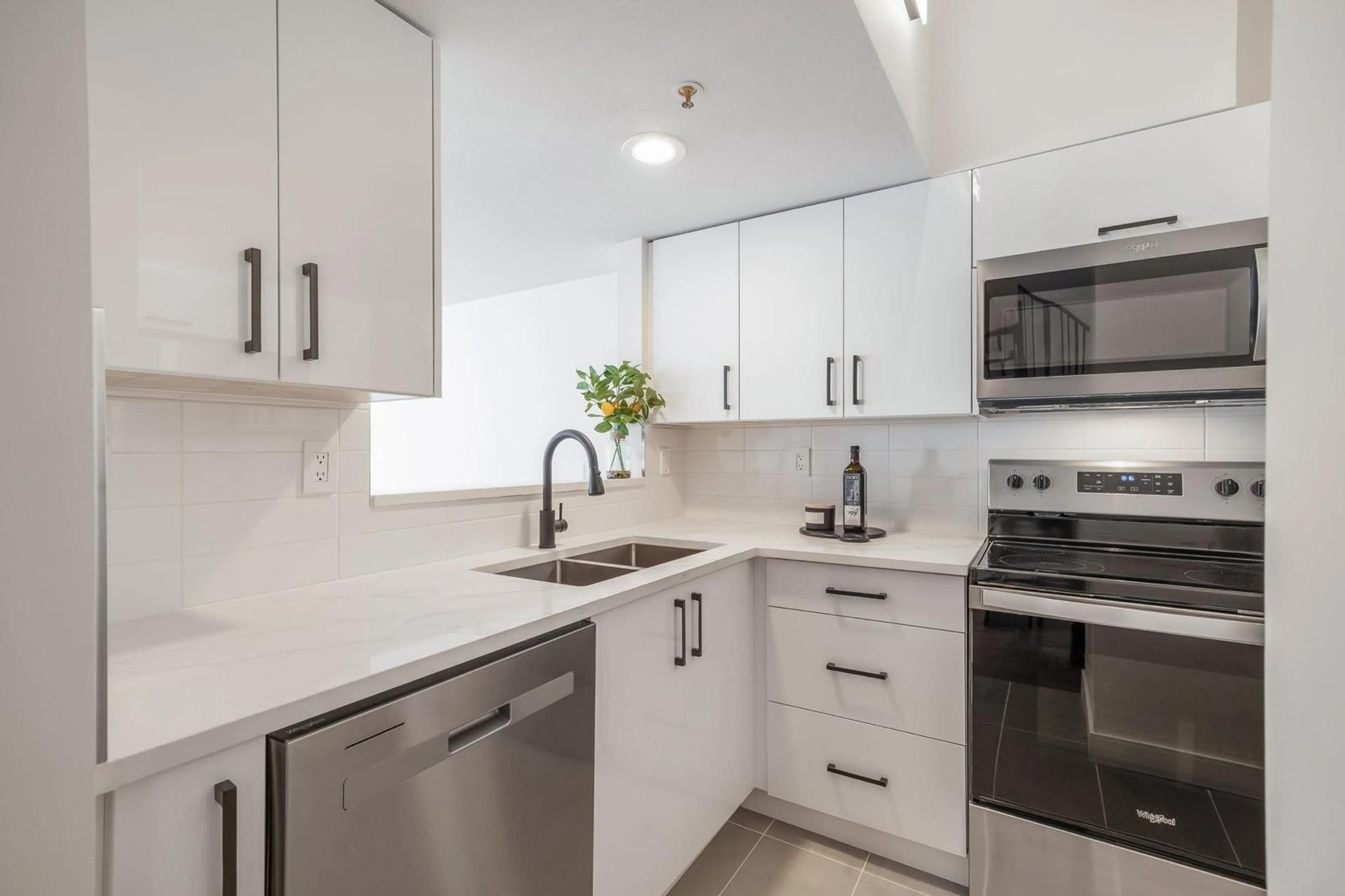 Standard kitchen, ceramic/tile floor for 410 - 14355 103 AVENUE, Surrey British Columbia V3T5V5