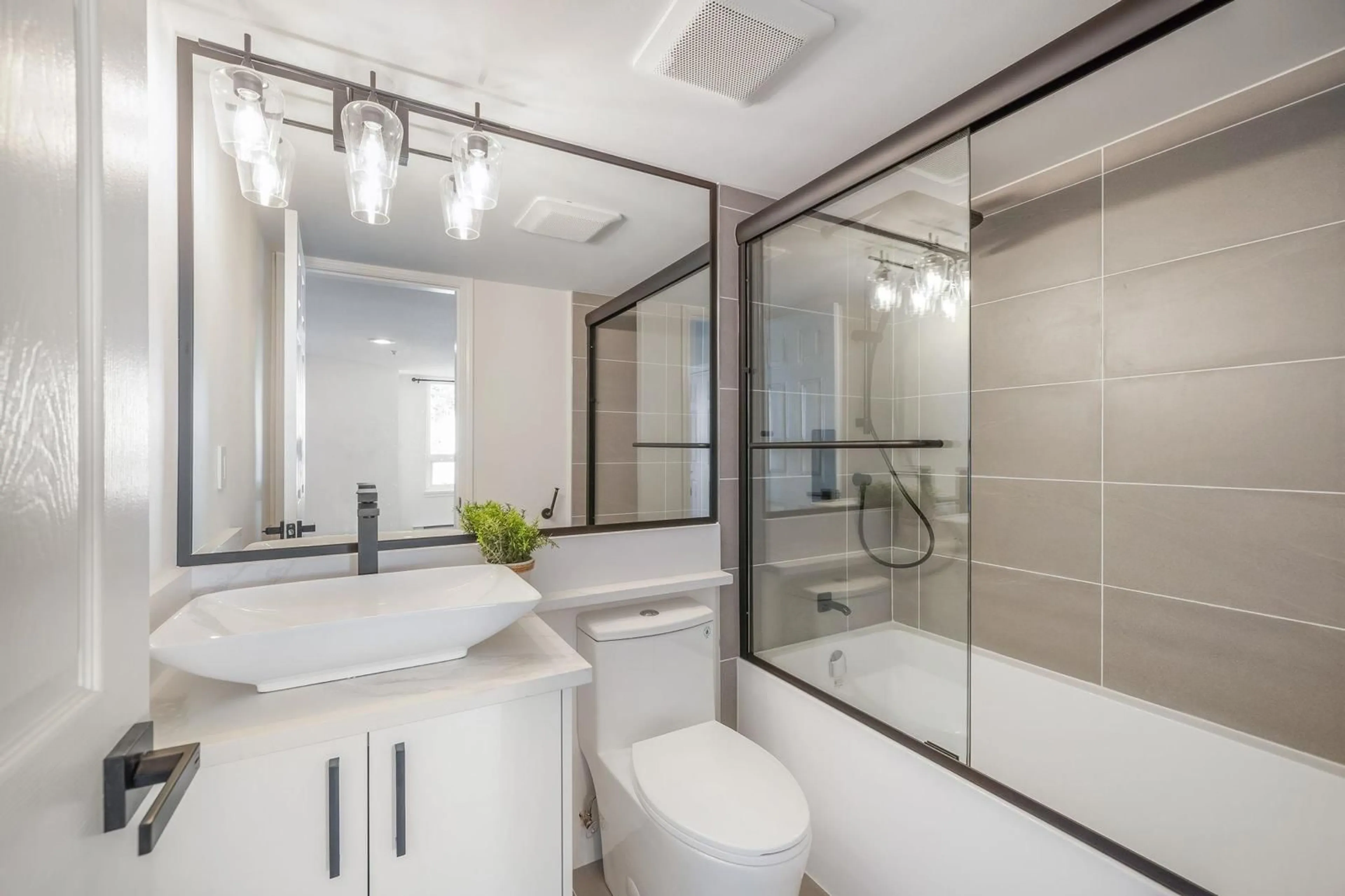 Contemporary bathroom, ceramic/tile floor for 410 - 14355 103 AVENUE, Surrey British Columbia V3T5V5