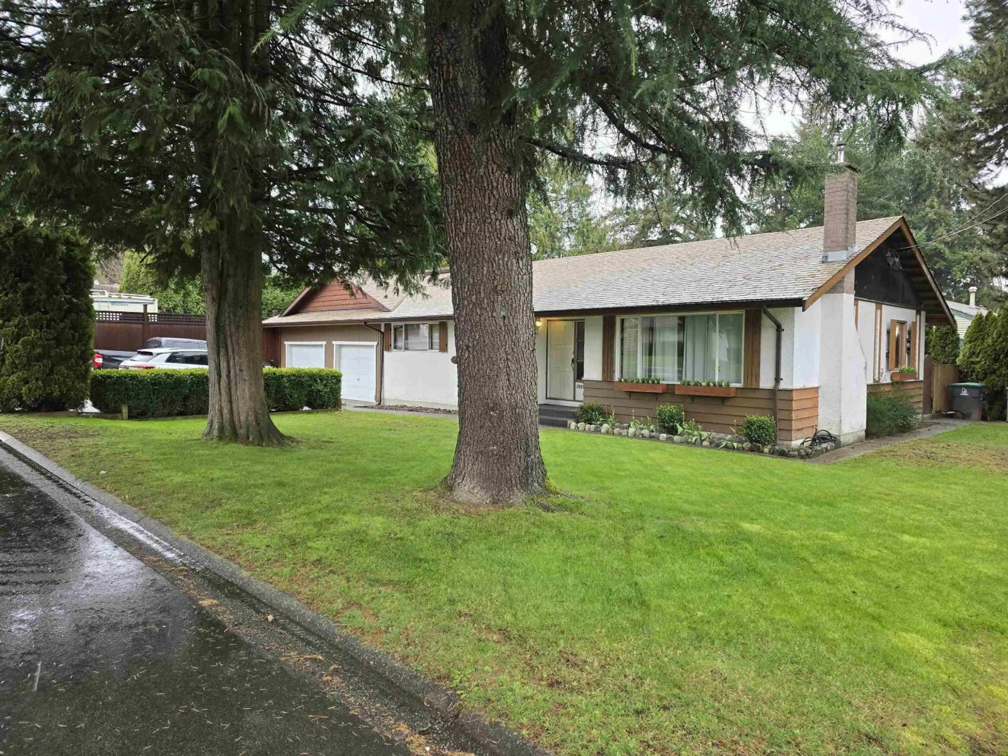 A pic from outside/outdoor area/front of a property/back of a property/a pic from drone, street for 10977 WREN CRESCENT, Surrey British Columbia V3R5A1