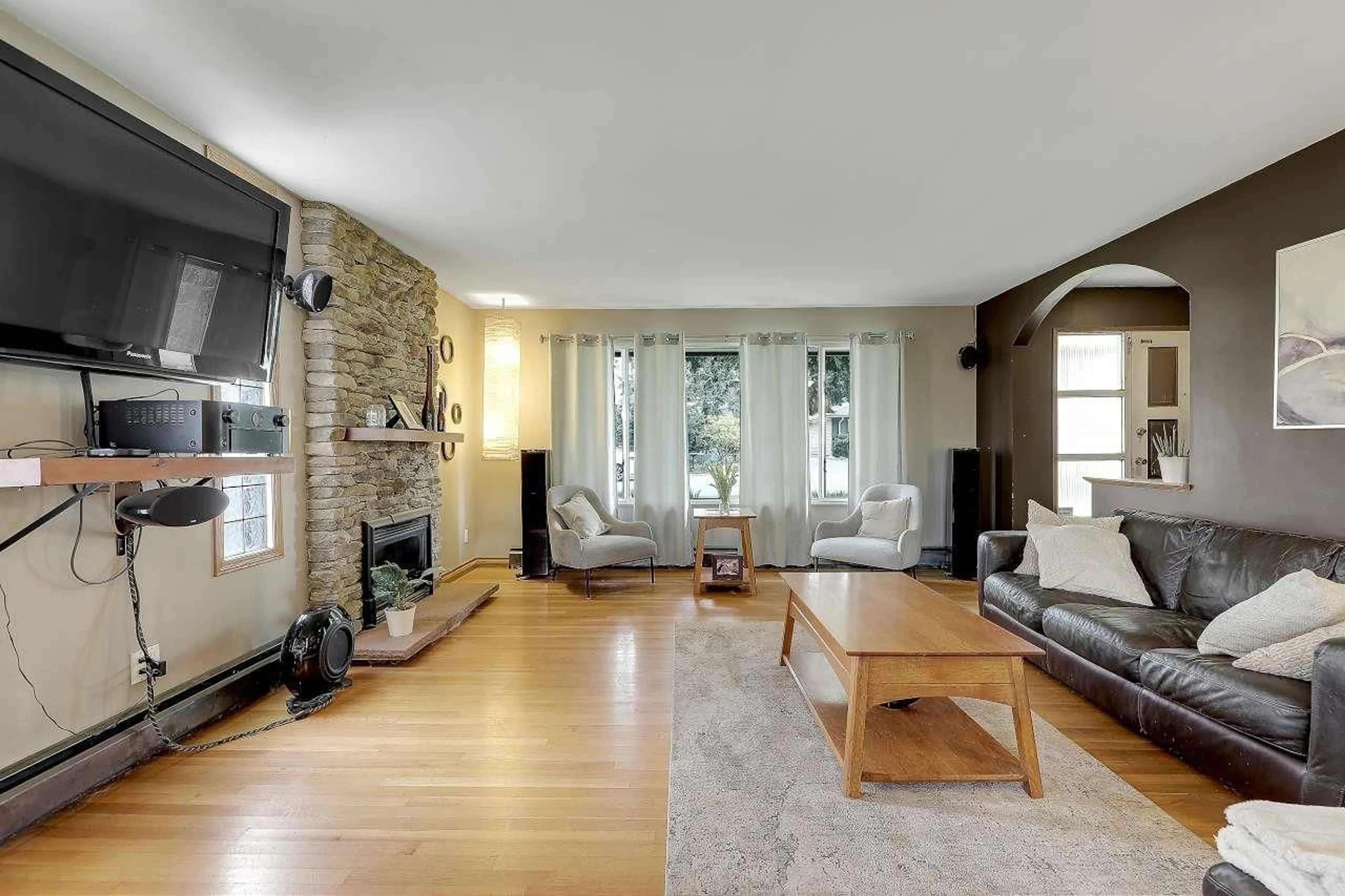 Living room with furniture, unknown for 10977 WREN CRESCENT, Surrey British Columbia V3R5A1