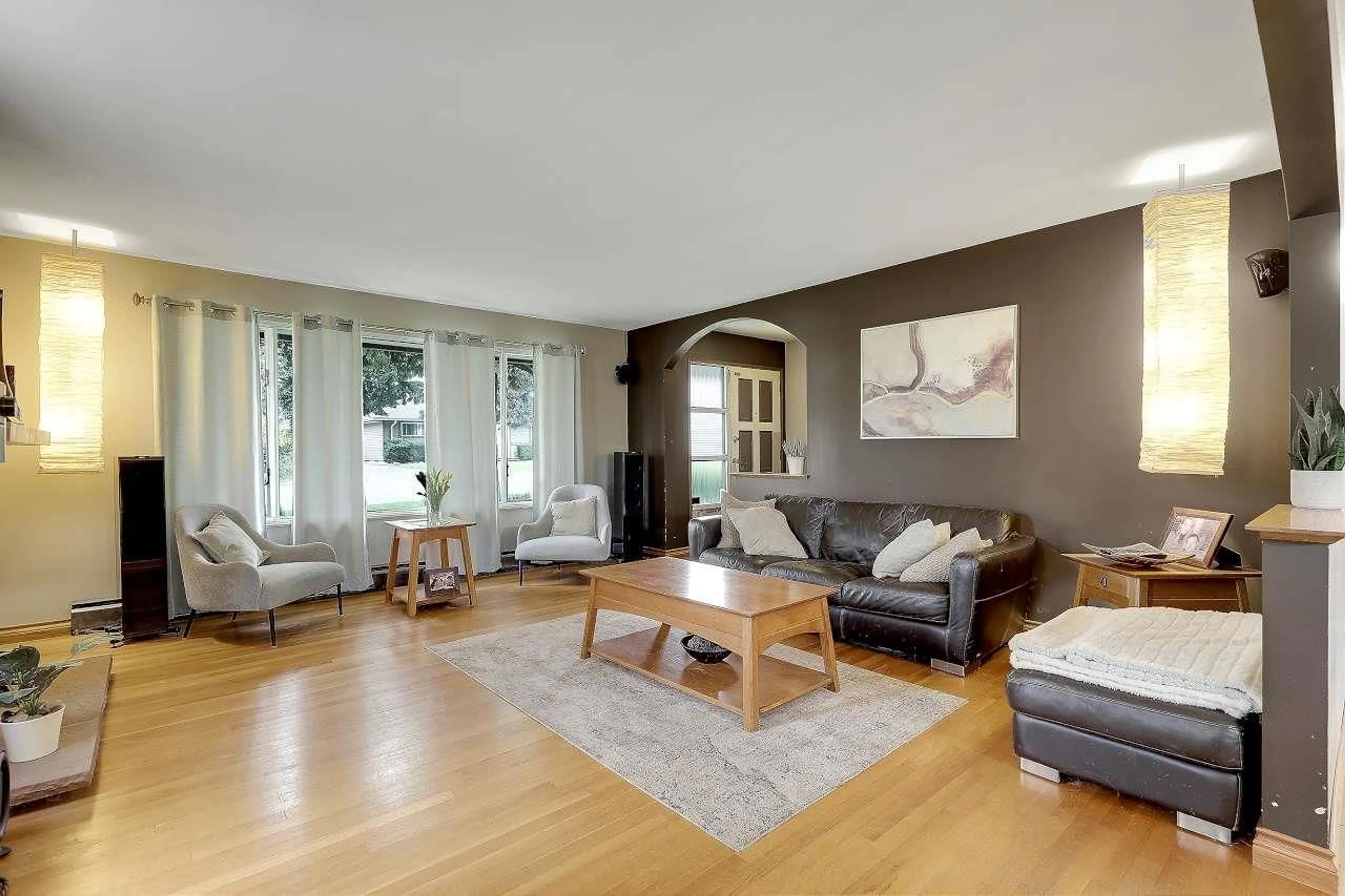 Living room with furniture, wood/laminate floor for 10977 WREN CRESCENT, Surrey British Columbia V3R5A1