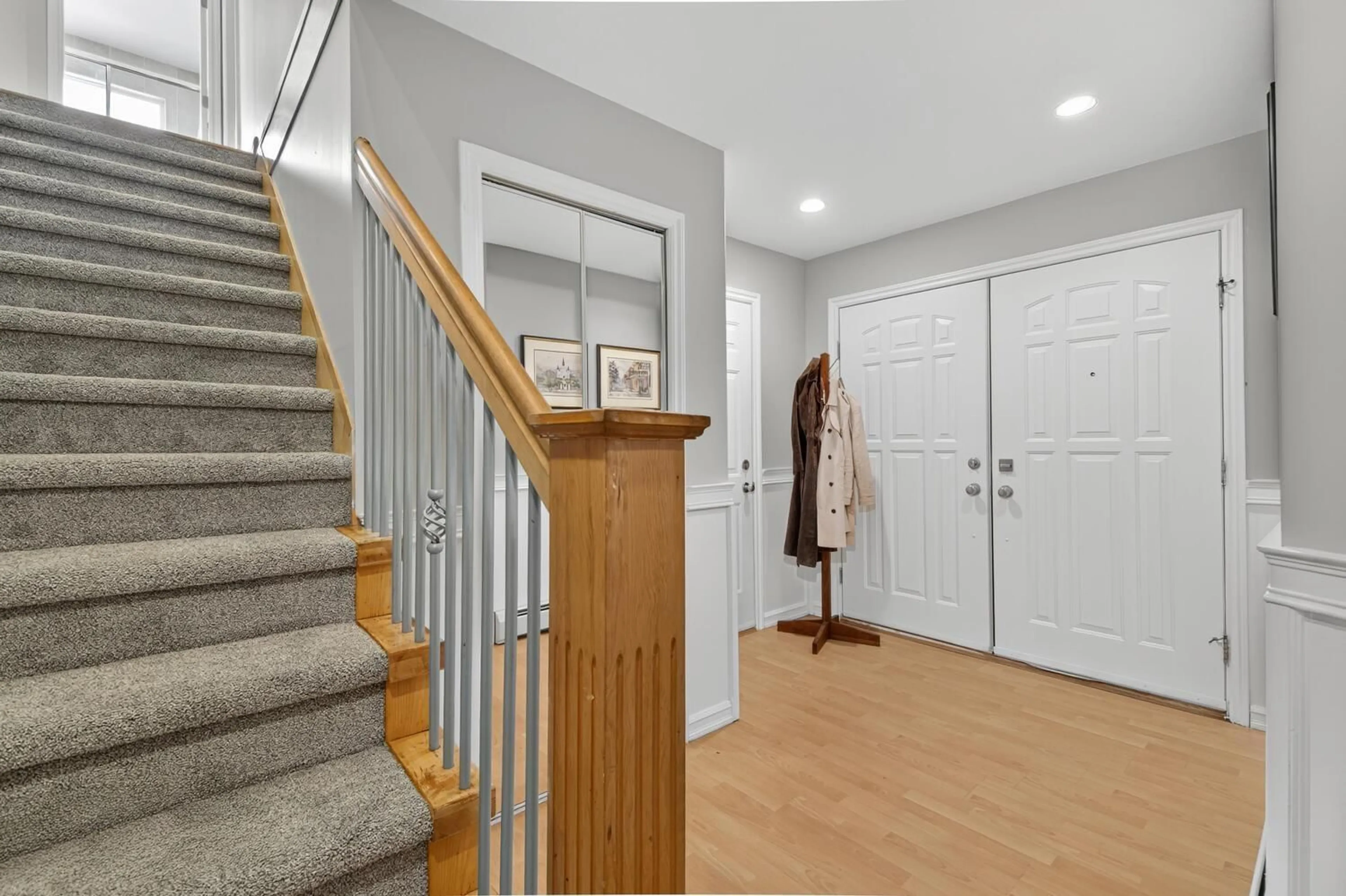 Indoor entryway for 8011 163RD STREET, Surrey British Columbia V4N0J6