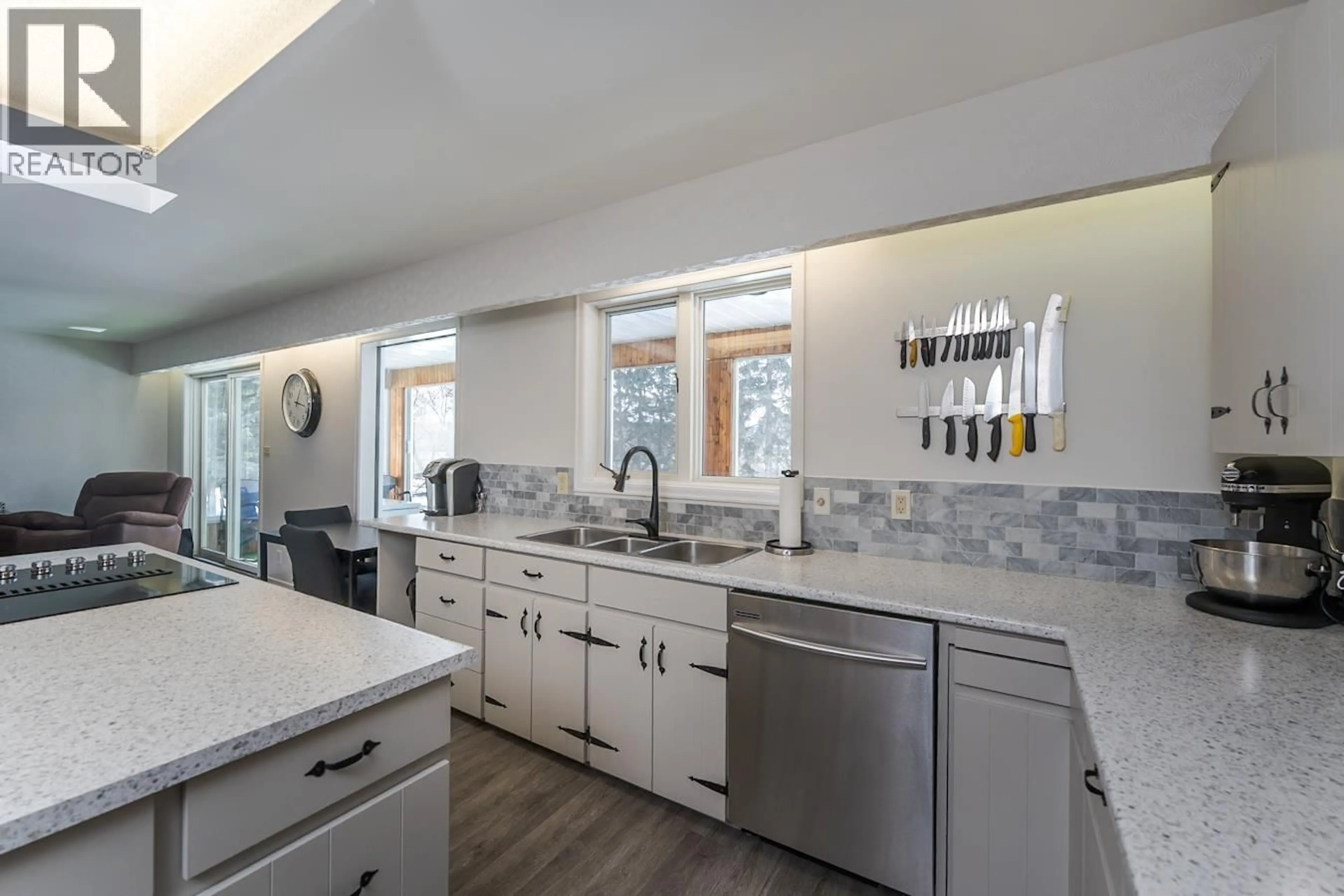 Open concept kitchen, ceramic/tile floor for 540 CUTBANK ROAD, Prince George British Columbia V2K5P4