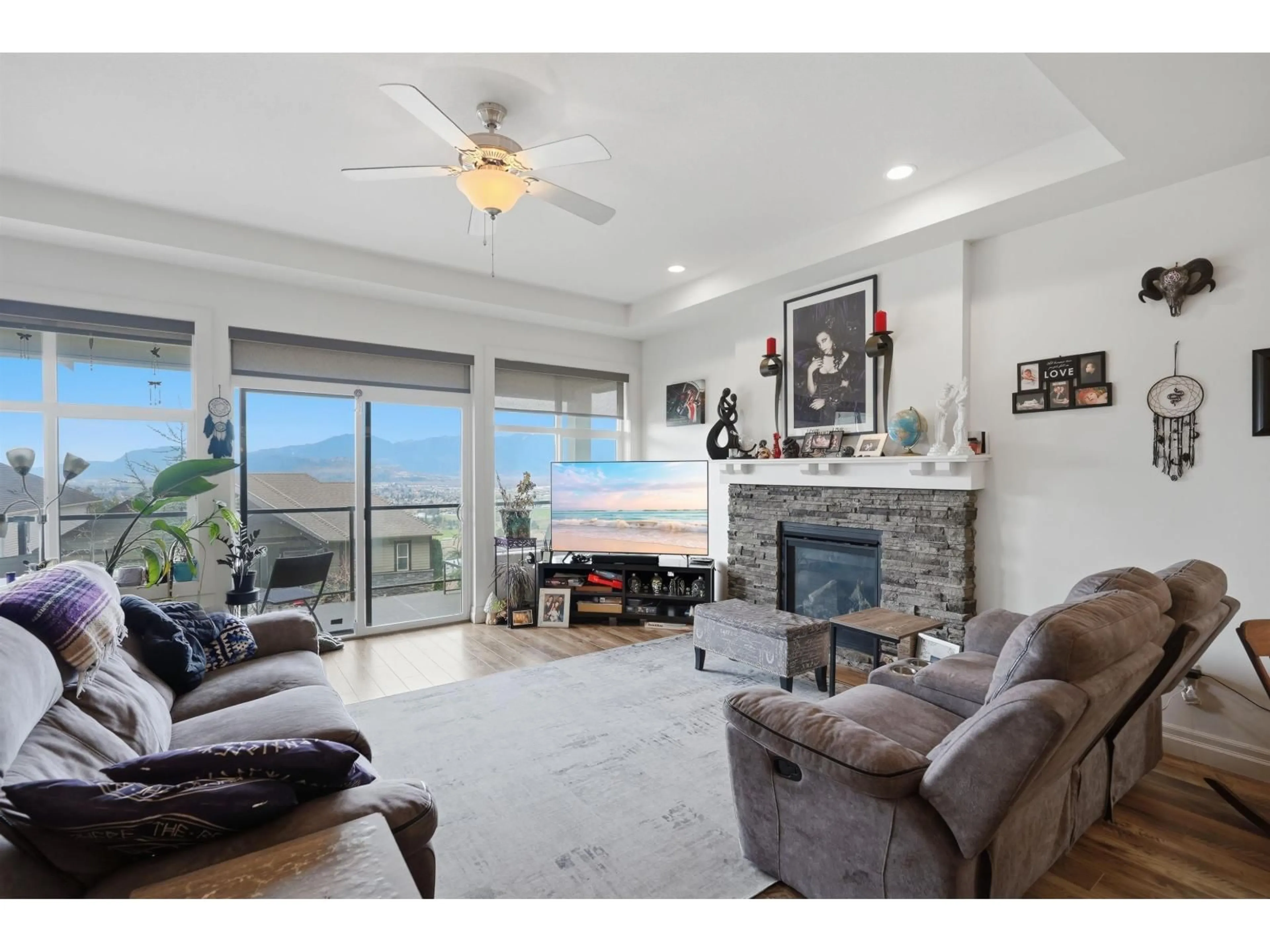 Living room with furniture, ceramic/tile floor for 47254 SYLVAN DRIVE, Chilliwack British Columbia V2R0R8