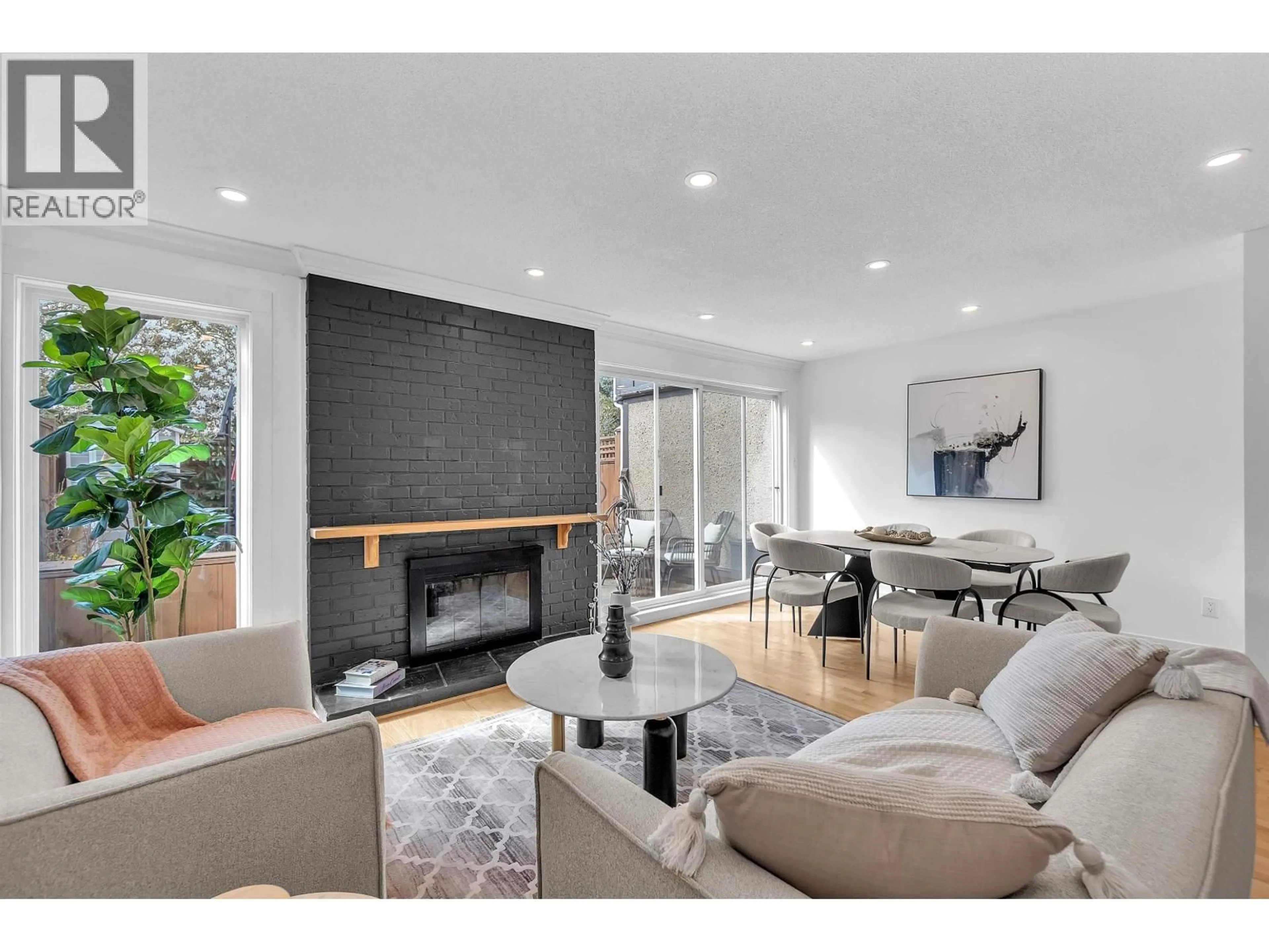 Living room with furniture, unknown for 802 - 555 28TH STREET, North Vancouver British Columbia V7N2J7