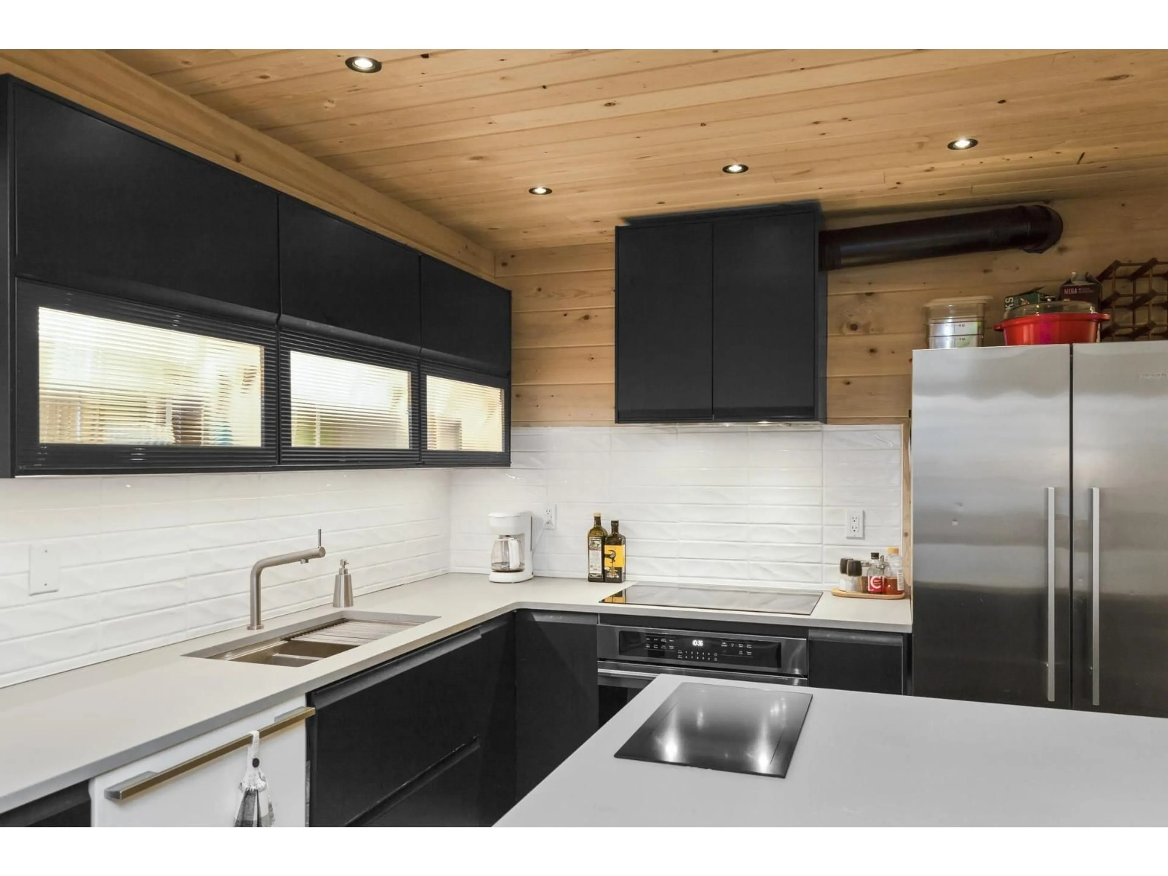 Contemporary kitchen, wood/laminate floor for 113 - 33165 2 AVENUE, Mission British Columbia V2V6T8