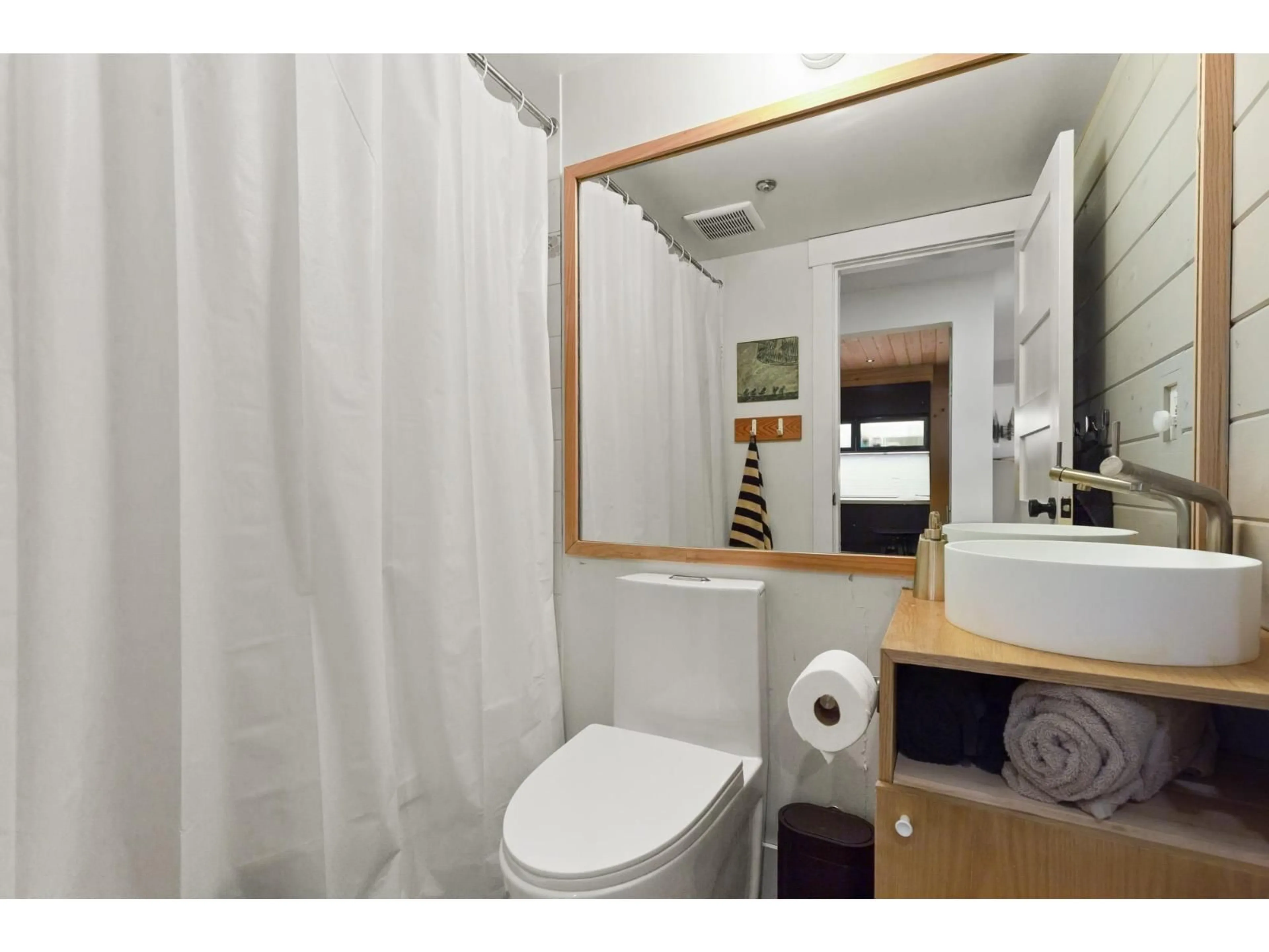 Standard bathroom, unknown for 113 - 33165 2 AVENUE, Mission British Columbia V2V6T8