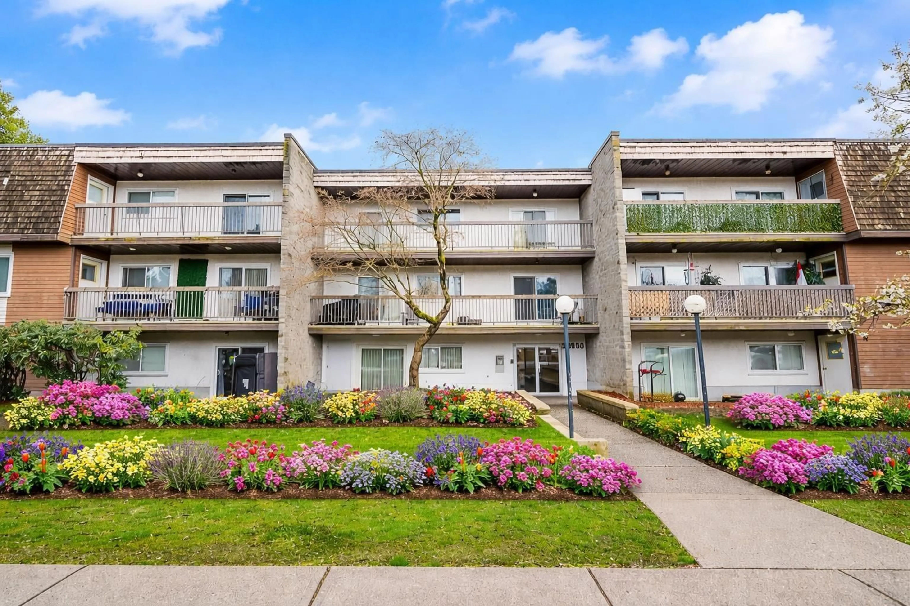 Patio, unknown for 105 - 33850 FERN STREET, Abbotsford British Columbia V2S6C3