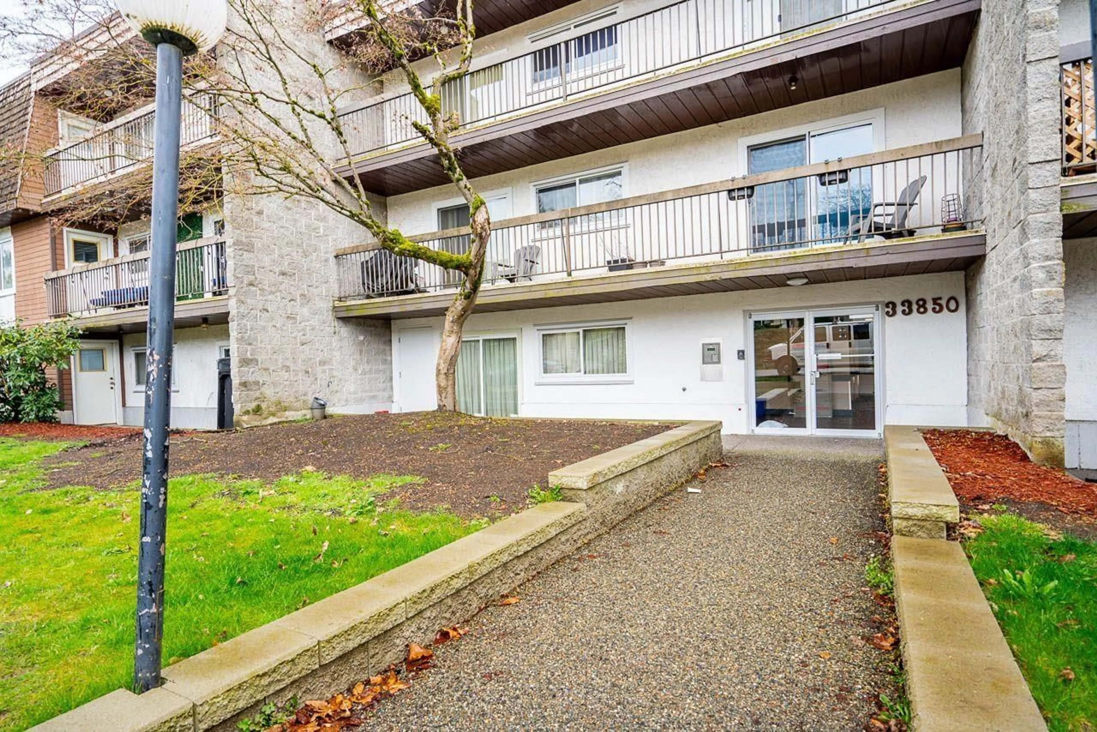 Patio, street for 105 - 33850 FERN STREET, Abbotsford British Columbia V2S6C3