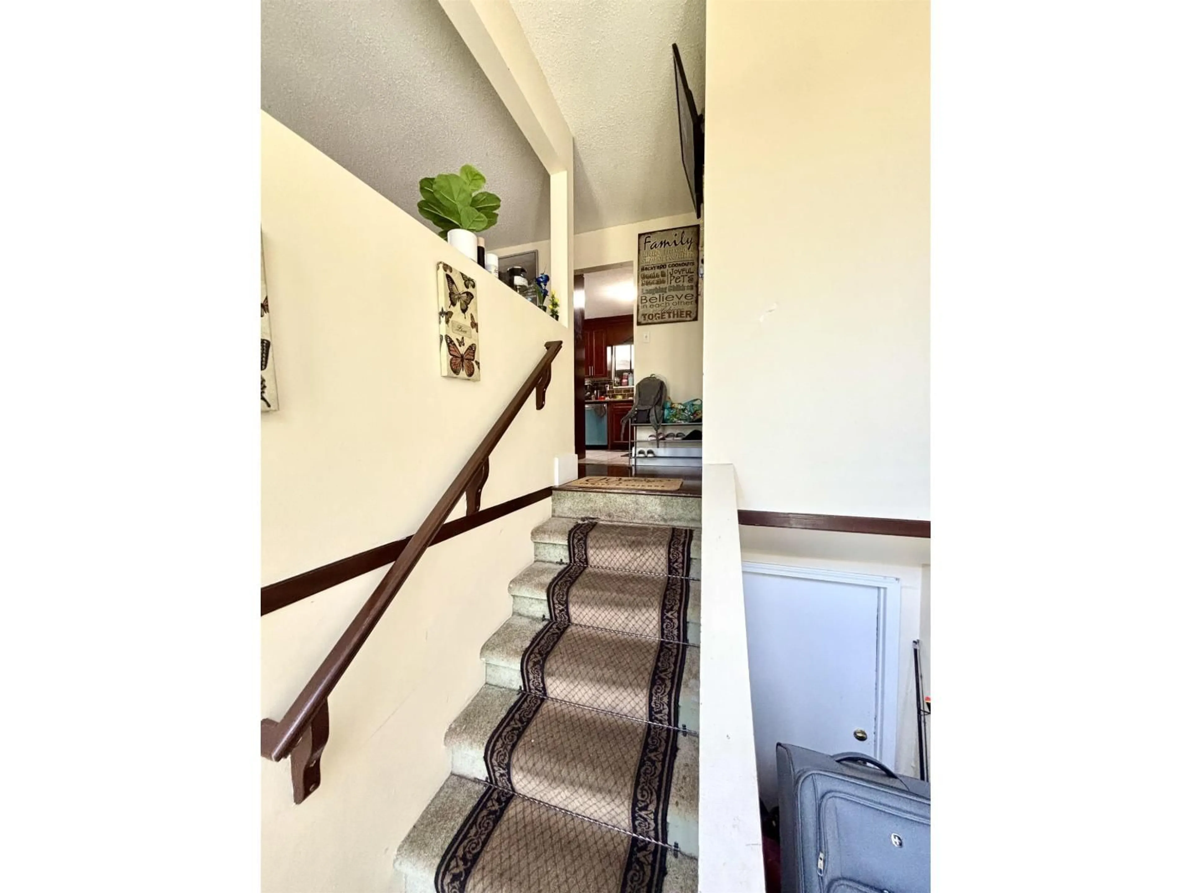 Indoor foyer for 14863 87A AVENUE, Surrey British Columbia V3S5X4