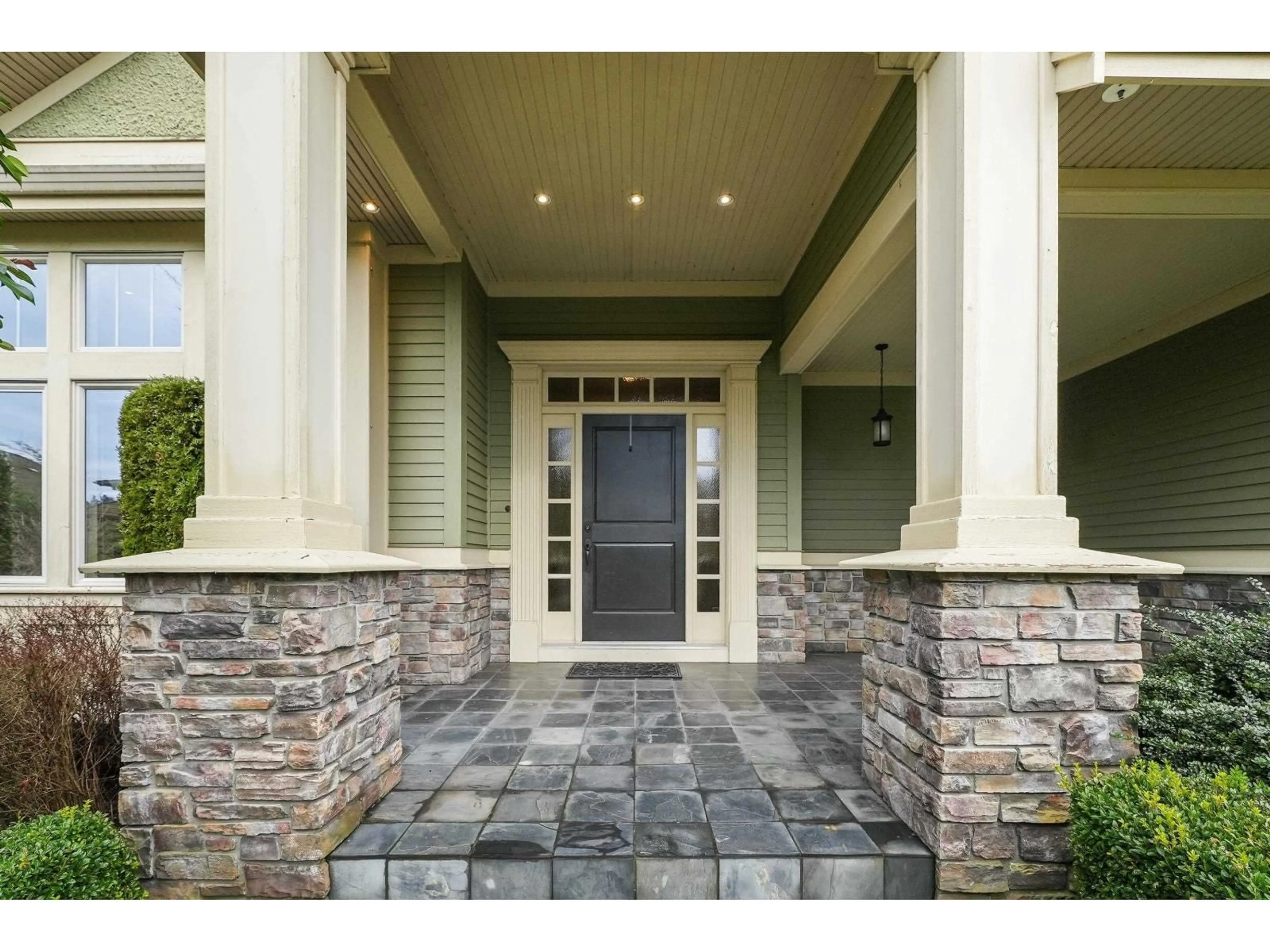 Indoor entryway for 15845 39A AVENUE, Surrey British Columbia V3Z0L1