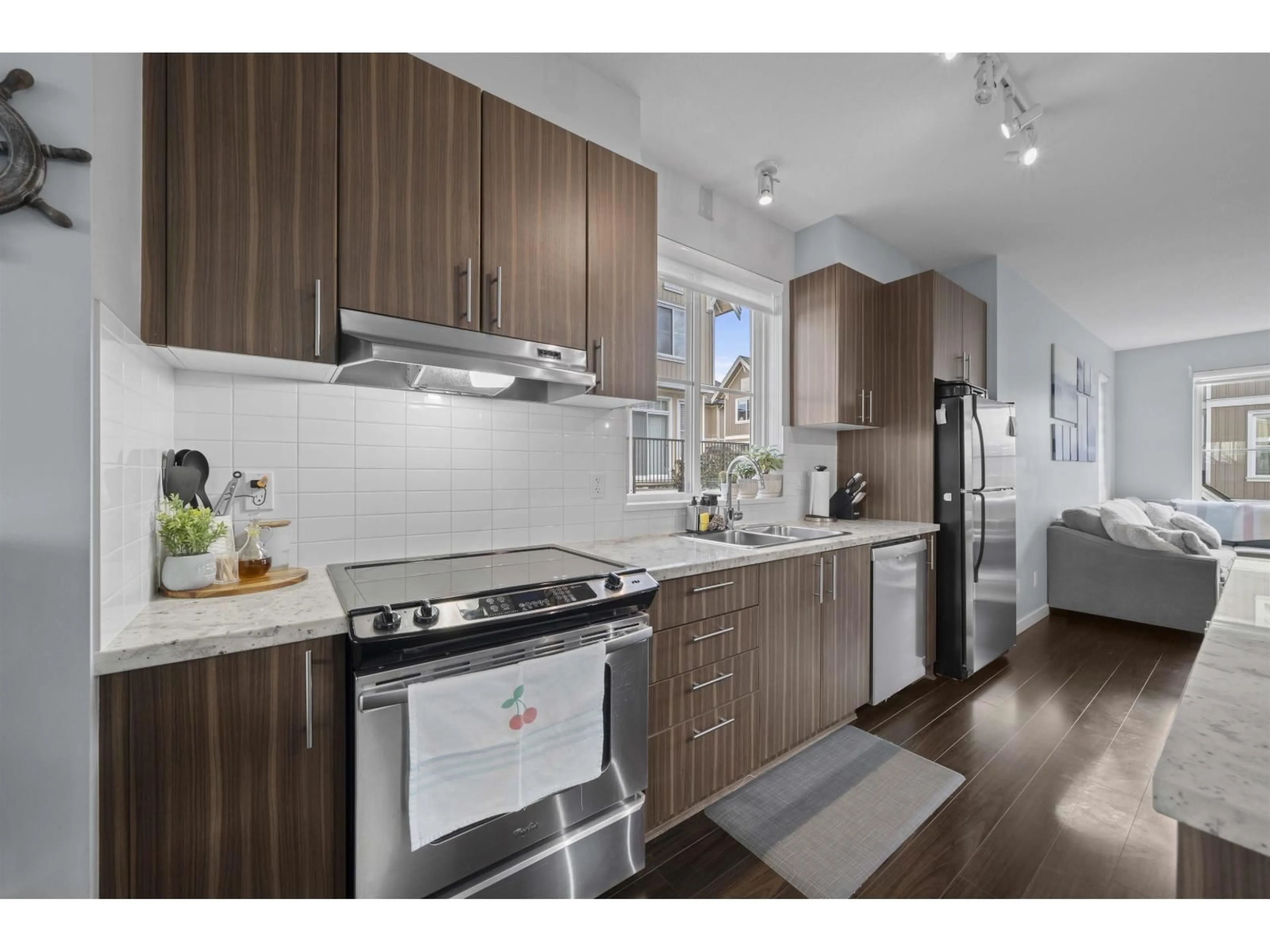 Open concept kitchen, wood/laminate floor for 49 - 31032 WESTRIDGE PLACE, Abbotsford British Columbia V2T0C6