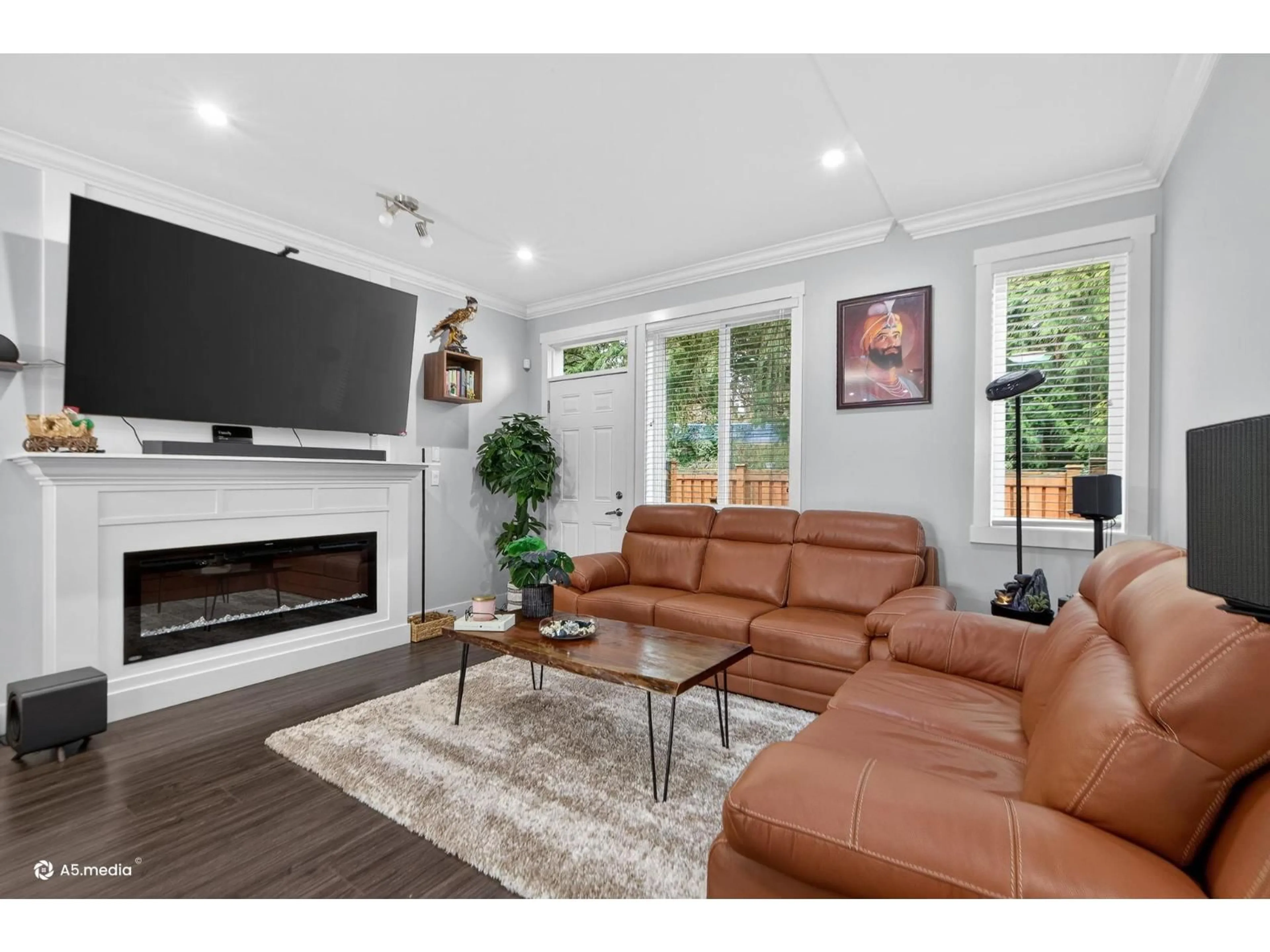 Living room with furniture, wood/laminate floor for 6 - 13670 62 AVENUE, Surrey British Columbia V3X0H8