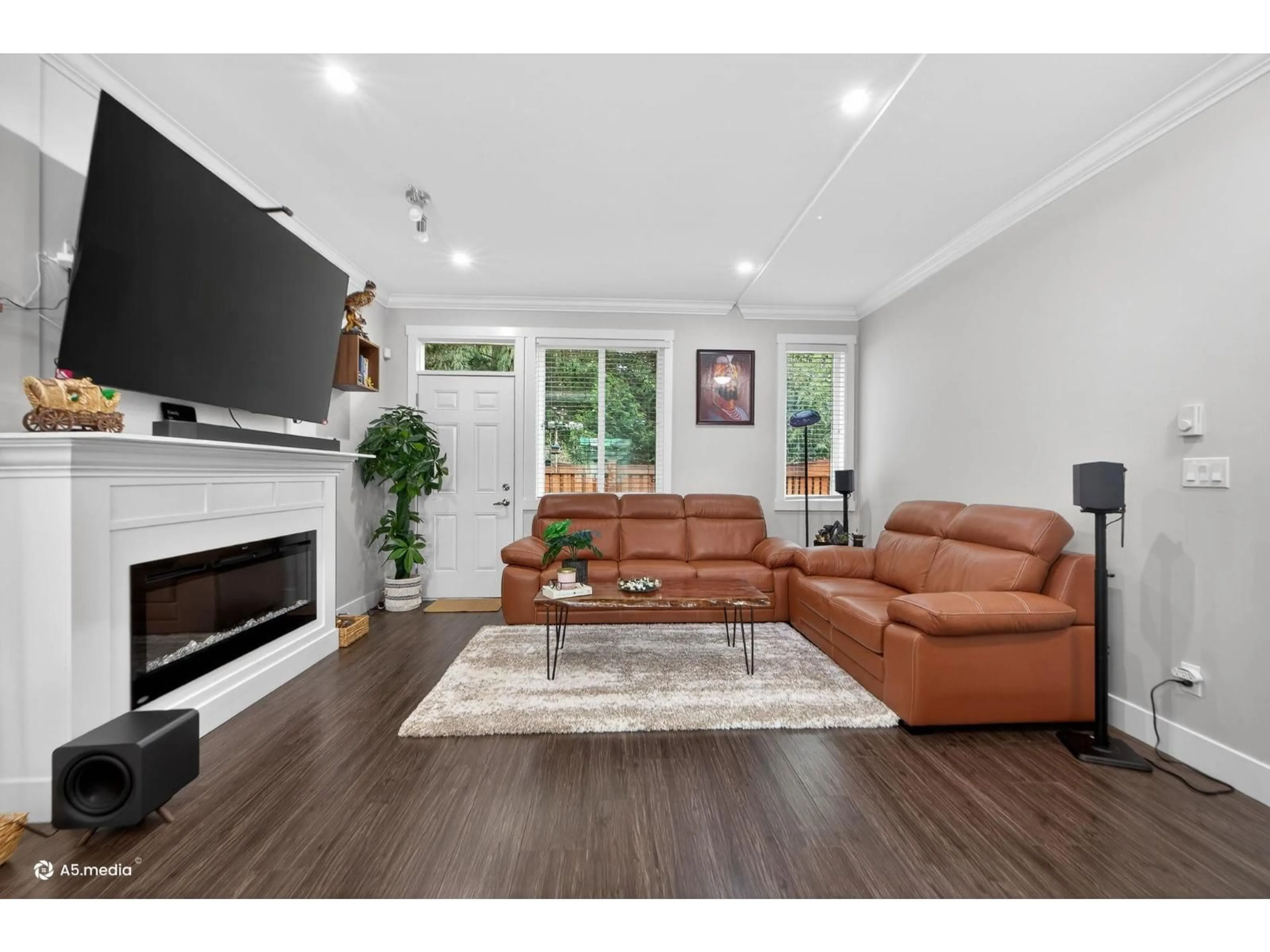 Living room with furniture, wood/laminate floor for 6 - 13670 62 AVENUE, Surrey British Columbia V3X0H8