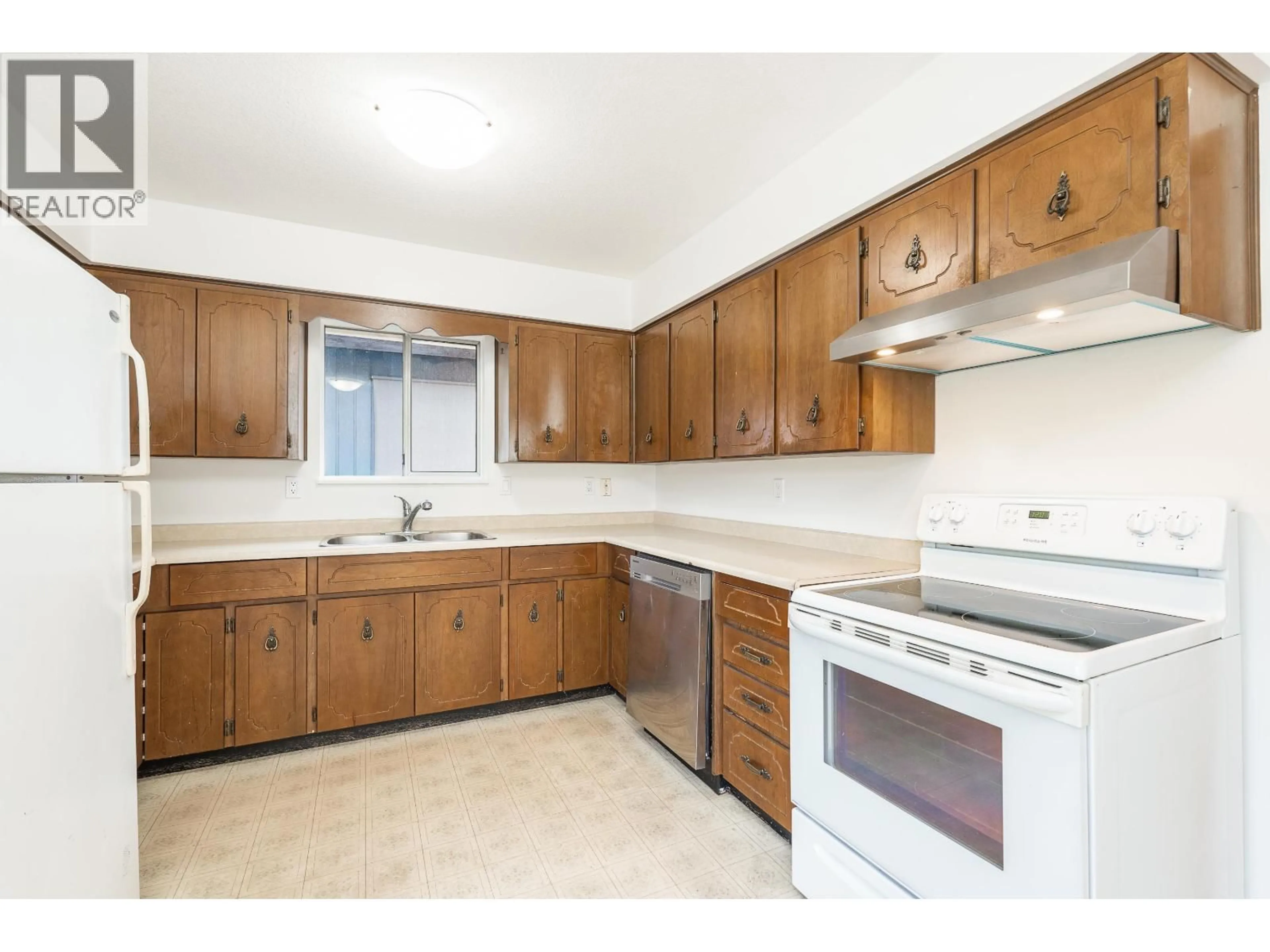 Standard kitchen, unknown for 3868 MT SEYMOUR PARKWAY, North Vancouver British Columbia V7G1C4