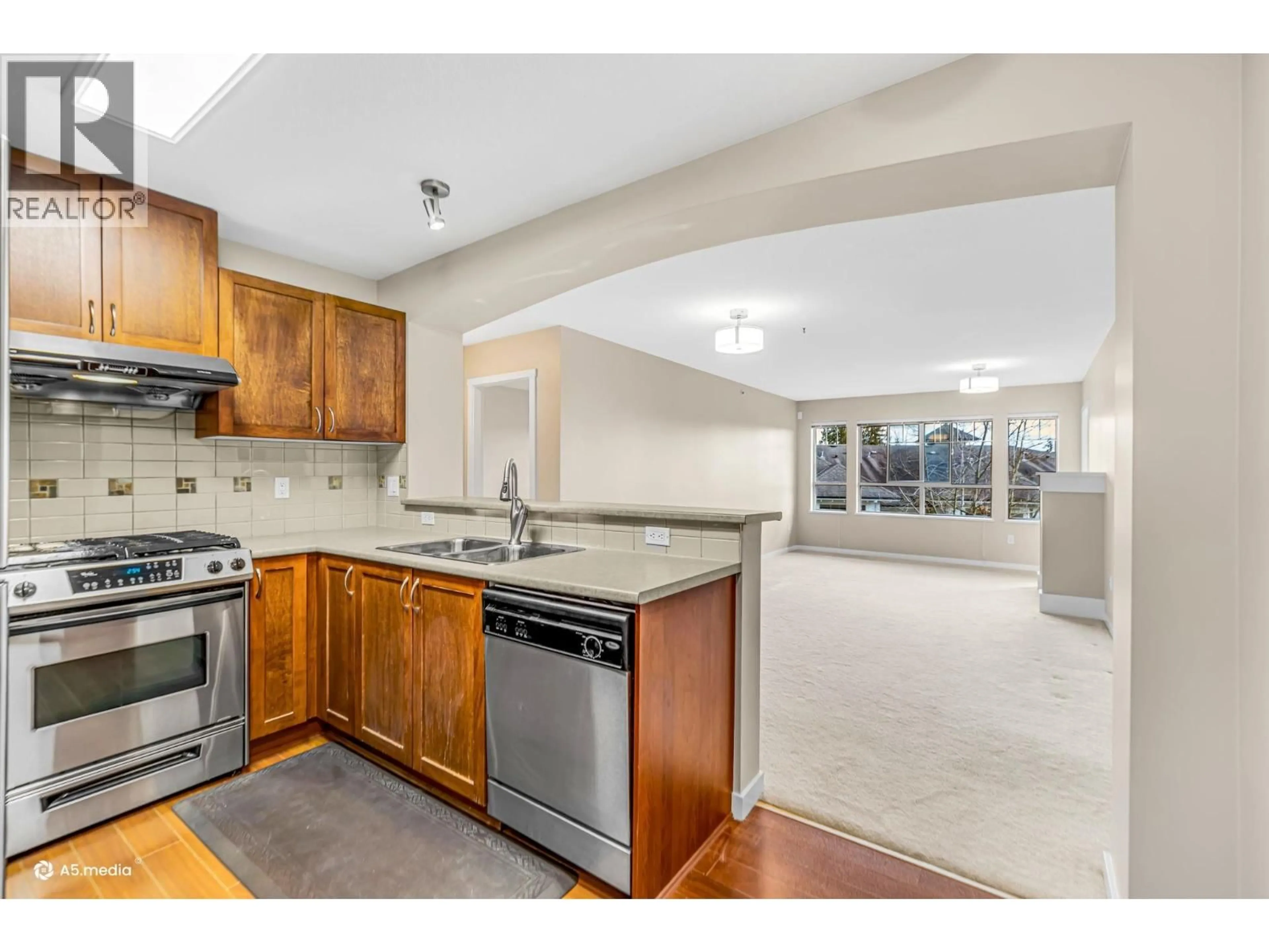 Open concept kitchen, ceramic/tile floor for 401 - 2951 SILVER SPRINGS BOULEVARD, Coquitlam British Columbia V3E3S4