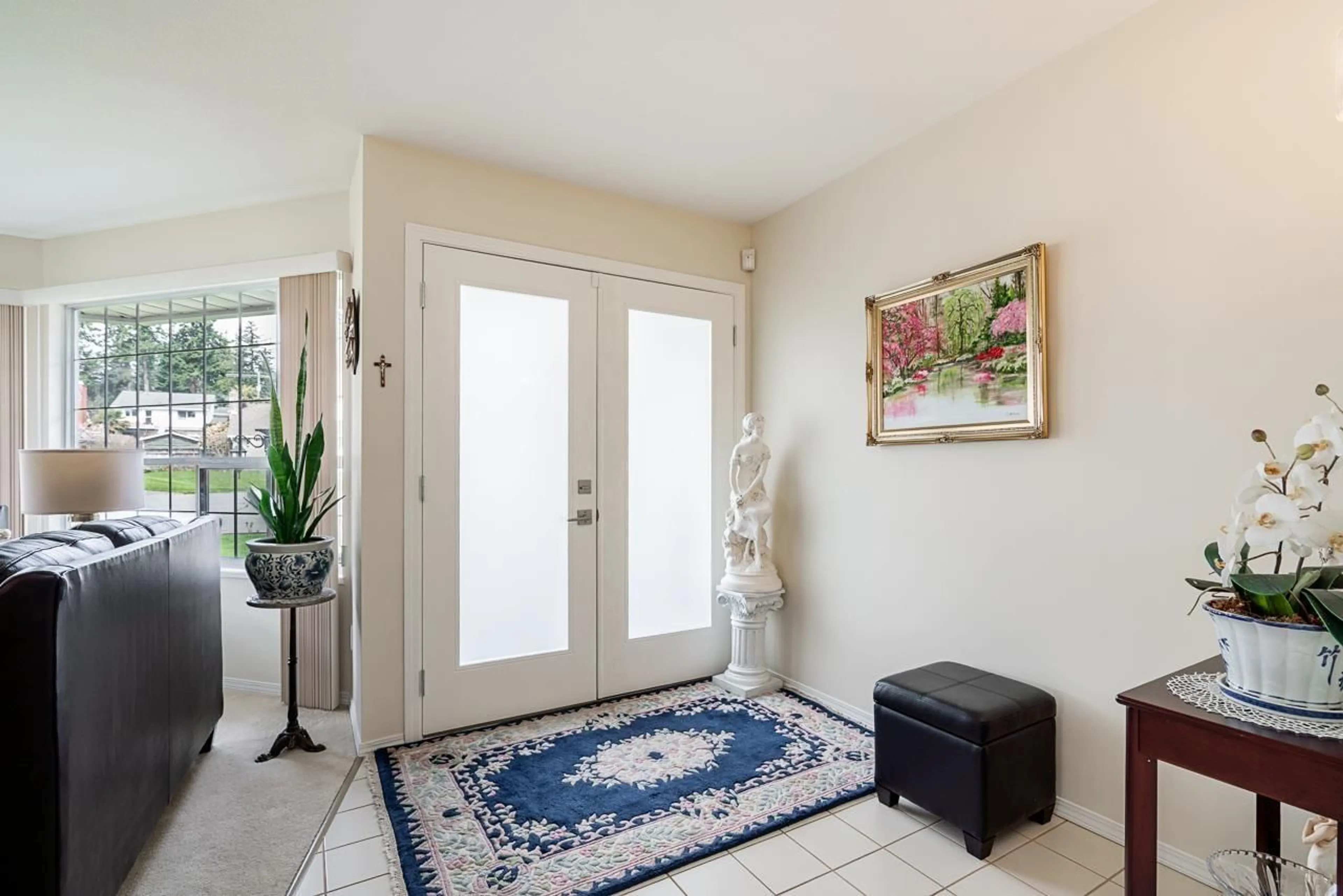 Indoor entryway for 13560 15A AVENUE, Surrey British Columbia V4A8Z9