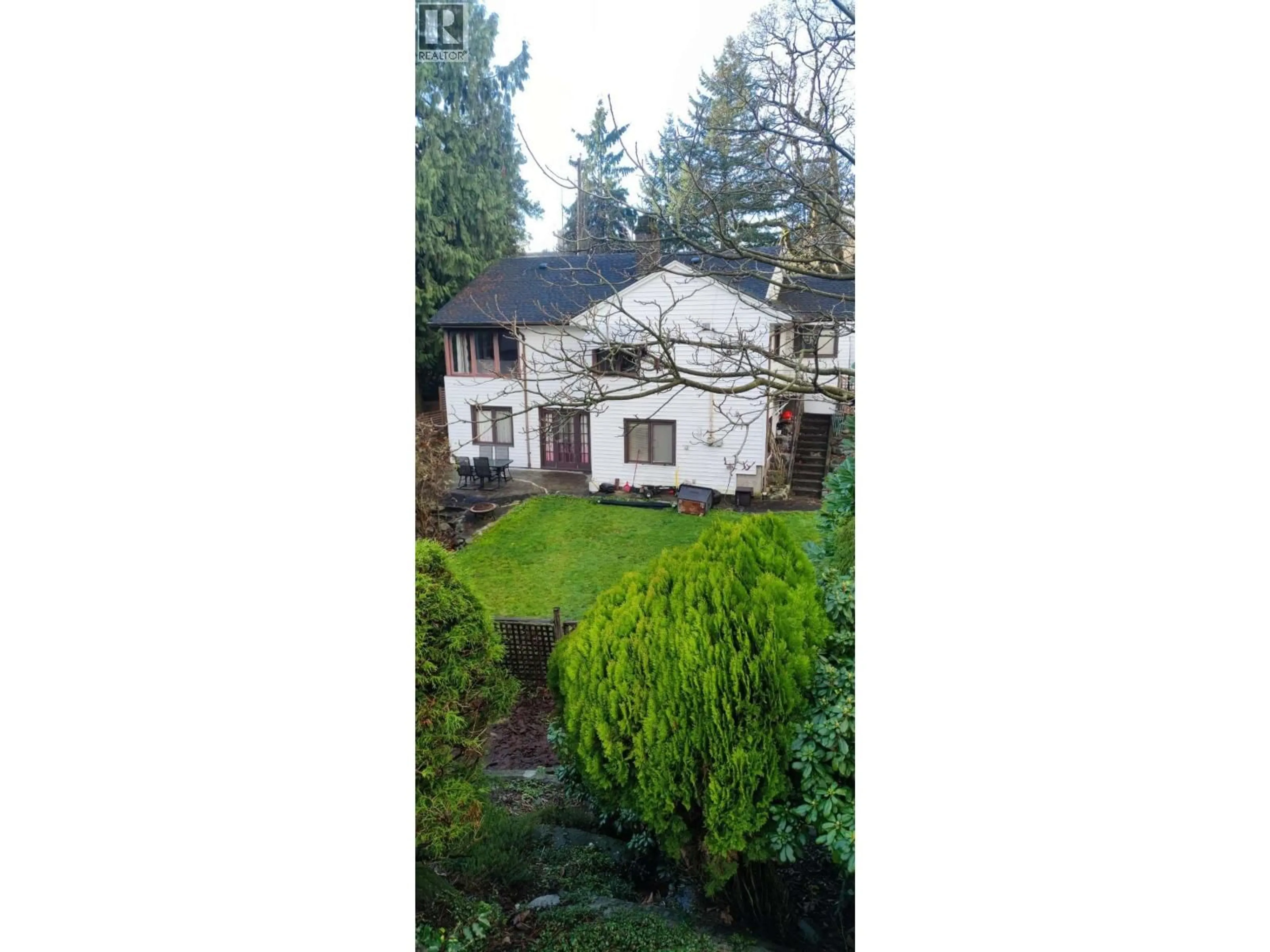 A pic from outside/outdoor area/front of a property/back of a property/a pic from drone, unknown for 790 15TH STREET, West Vancouver British Columbia V7T2S8