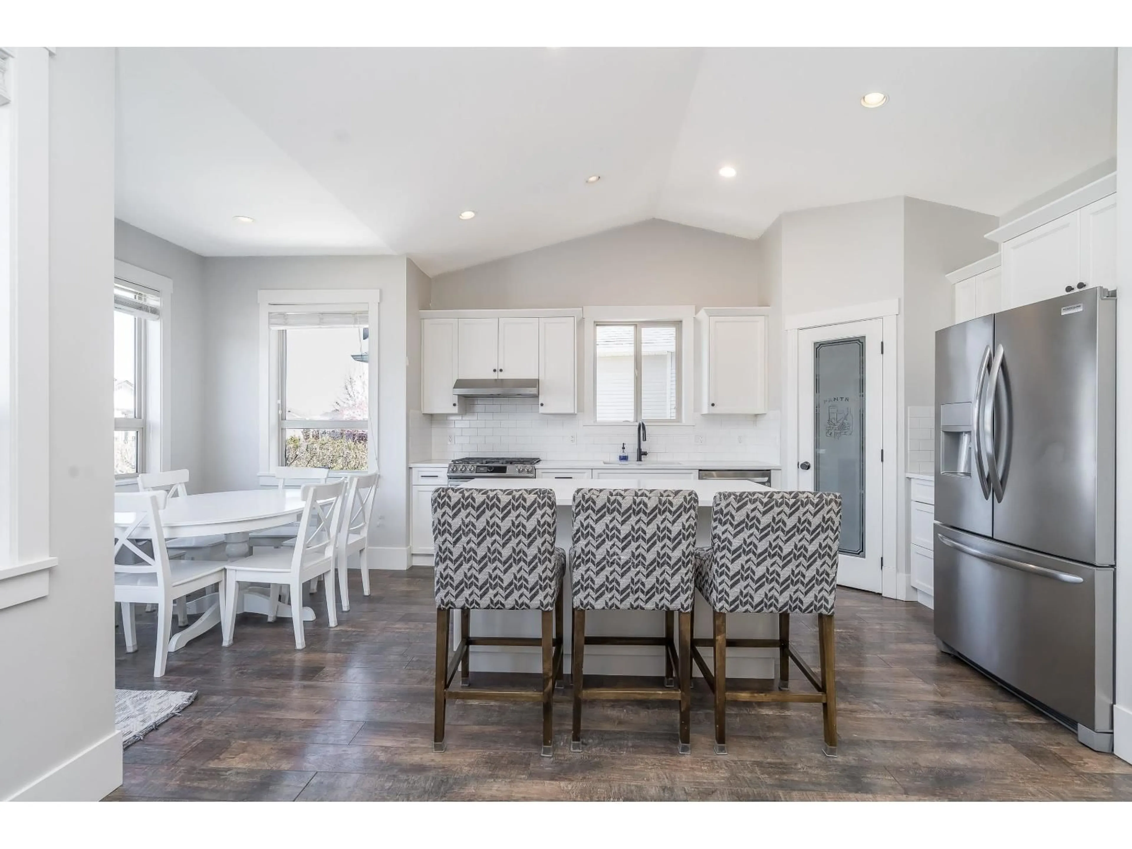 Open concept kitchen, unknown for 34831 1 AVENUE, Abbotsford British Columbia V2S8C1