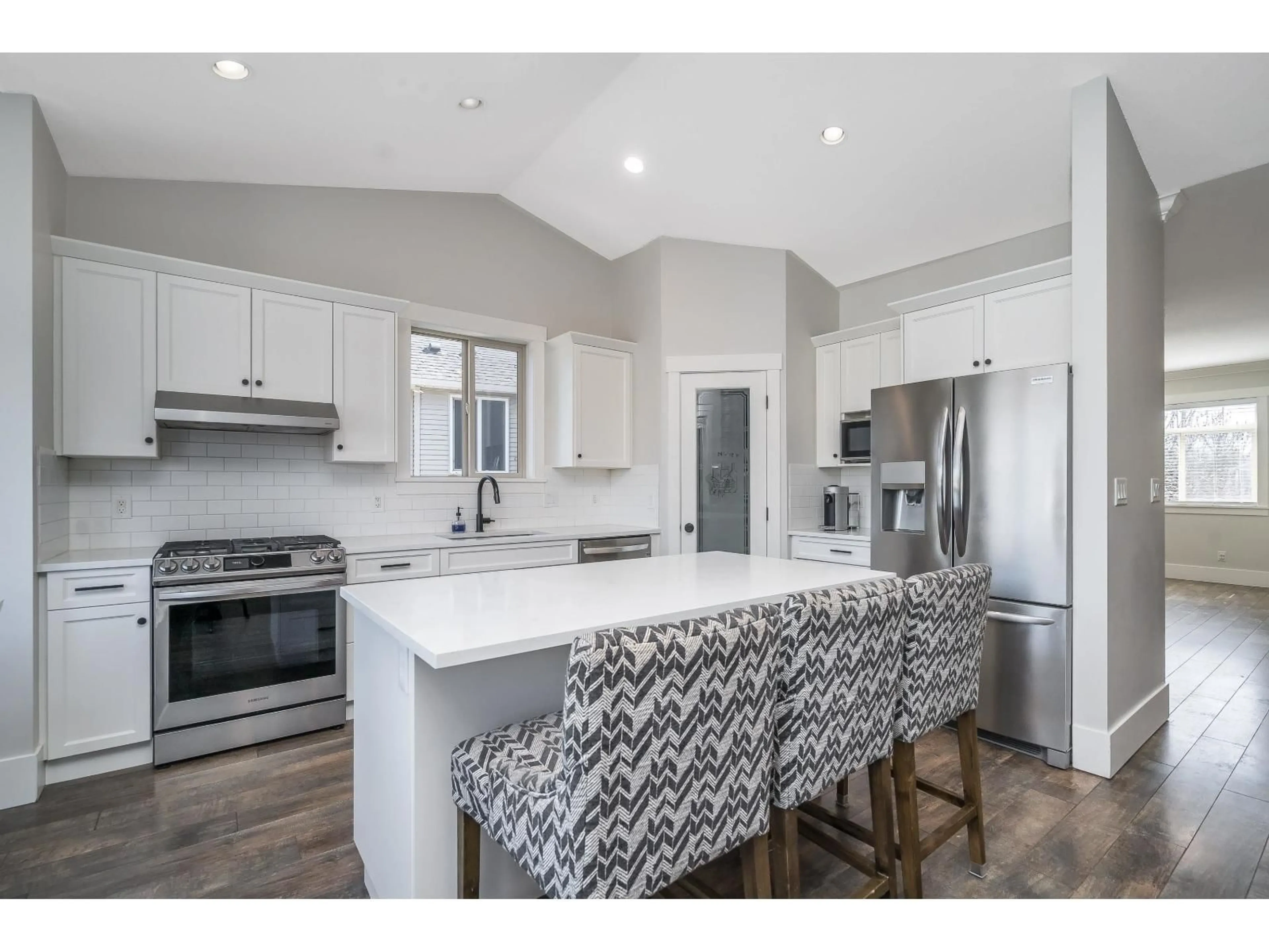 Open concept kitchen, unknown for 34831 1 AVENUE, Abbotsford British Columbia V2S8C1