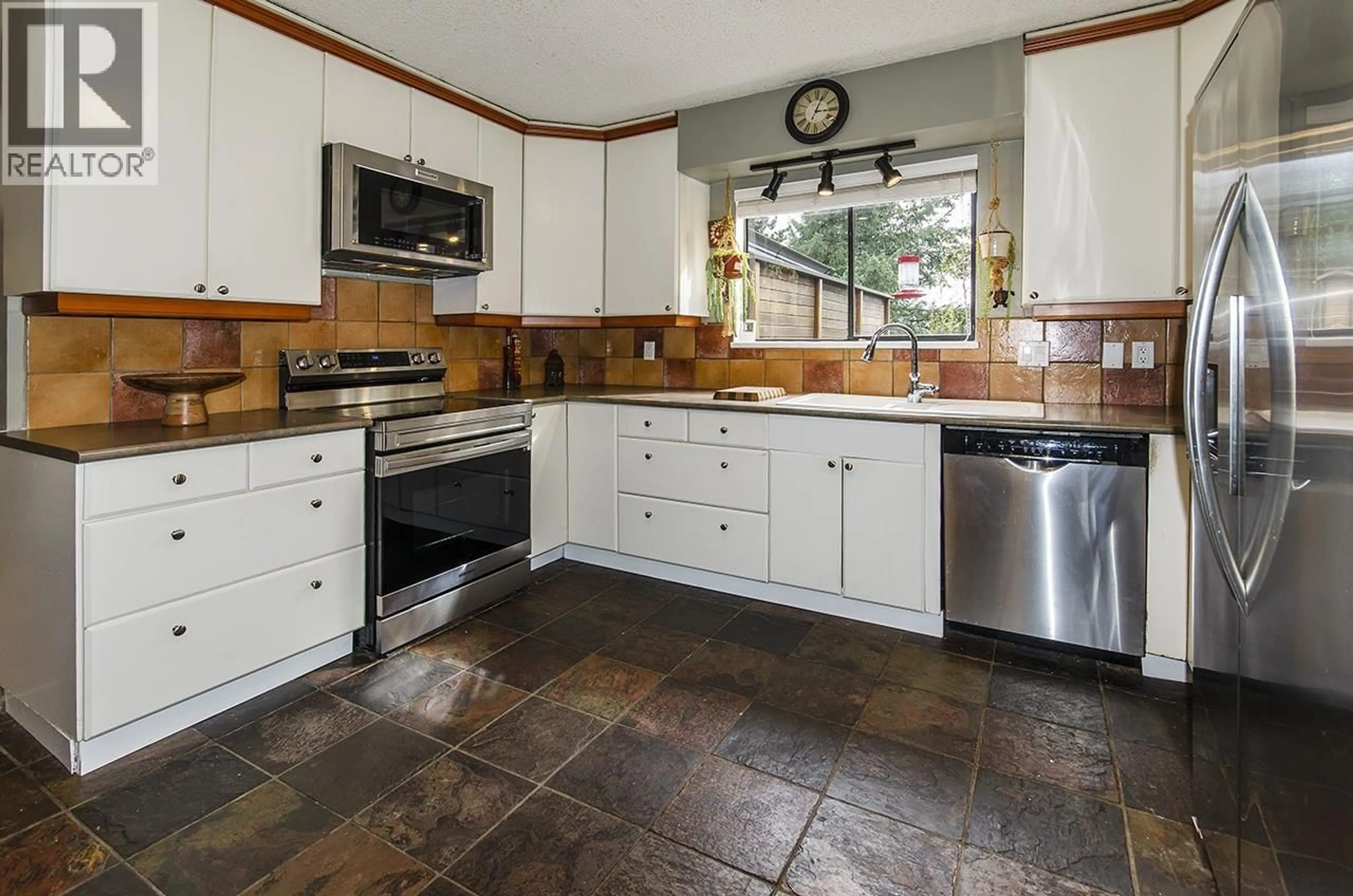 Standard kitchen, ceramic/tile floor for 343 DARTMOOR DRIVE, Coquitlam British Columbia V3K5R6