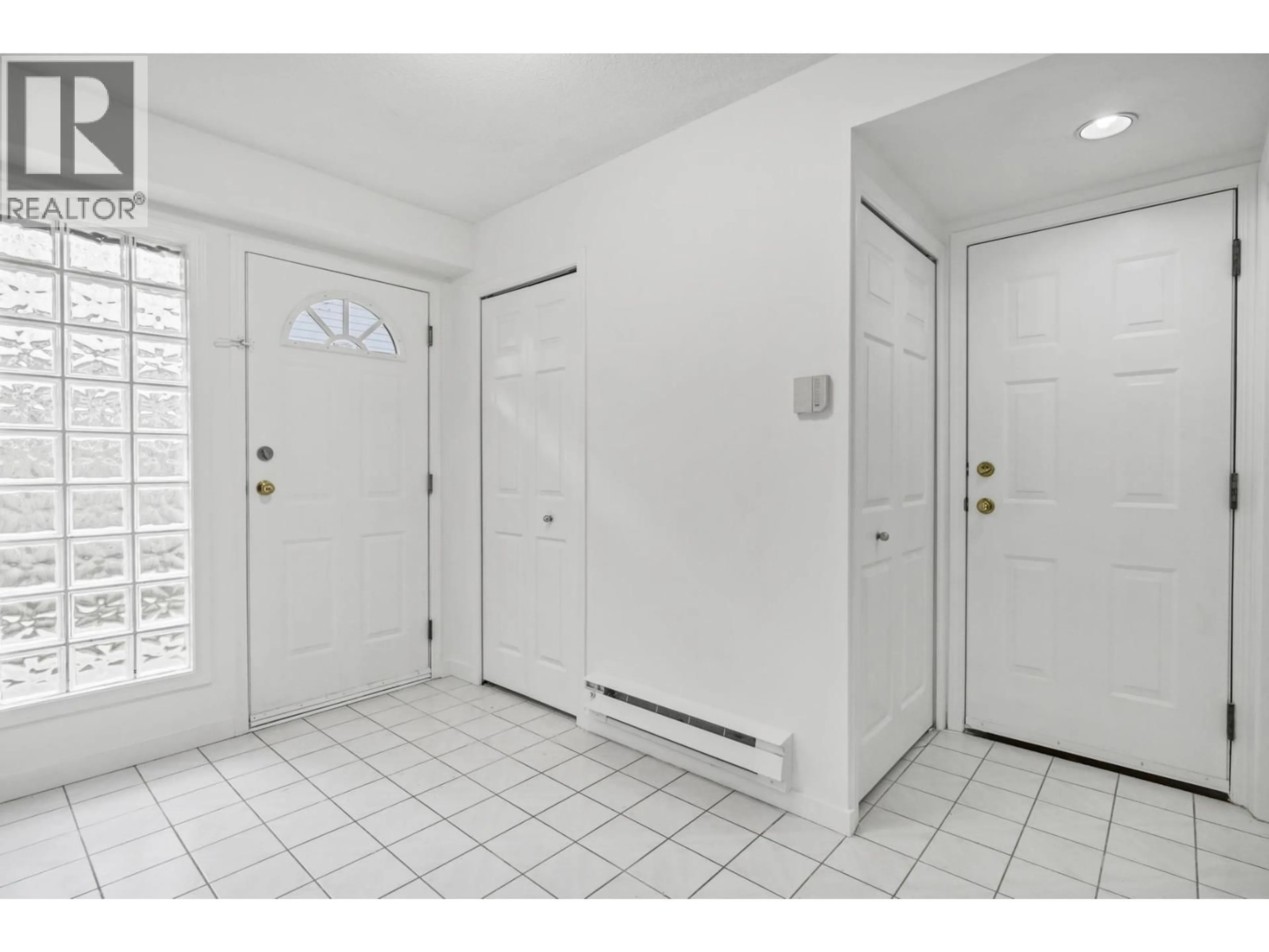 Indoor entryway for 5 - 7091 BLUNDELL ROAD, Richmond British Columbia V6Y1J5