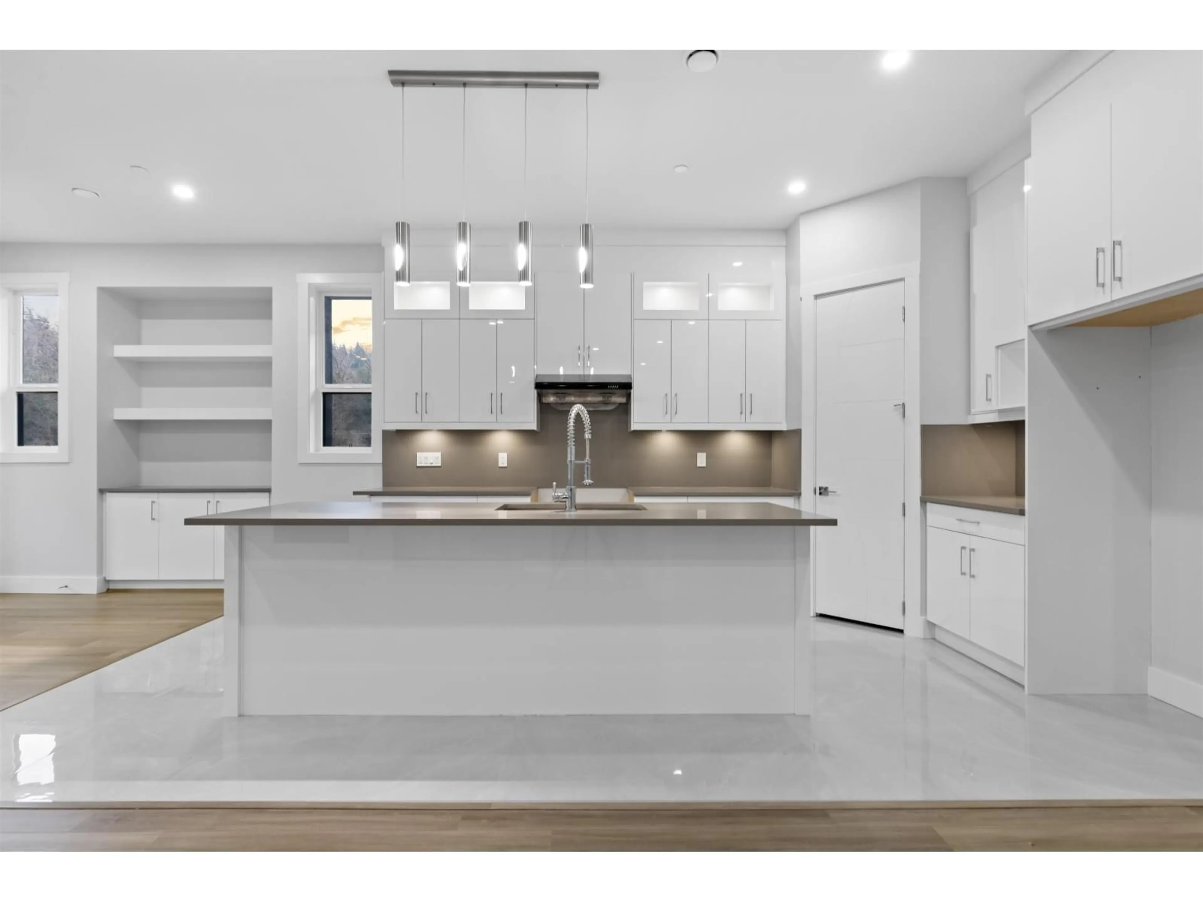 Open concept kitchen, ceramic/tile floor for 33941 PRENTIS AVENUE, Mission British Columbia V2V0G5