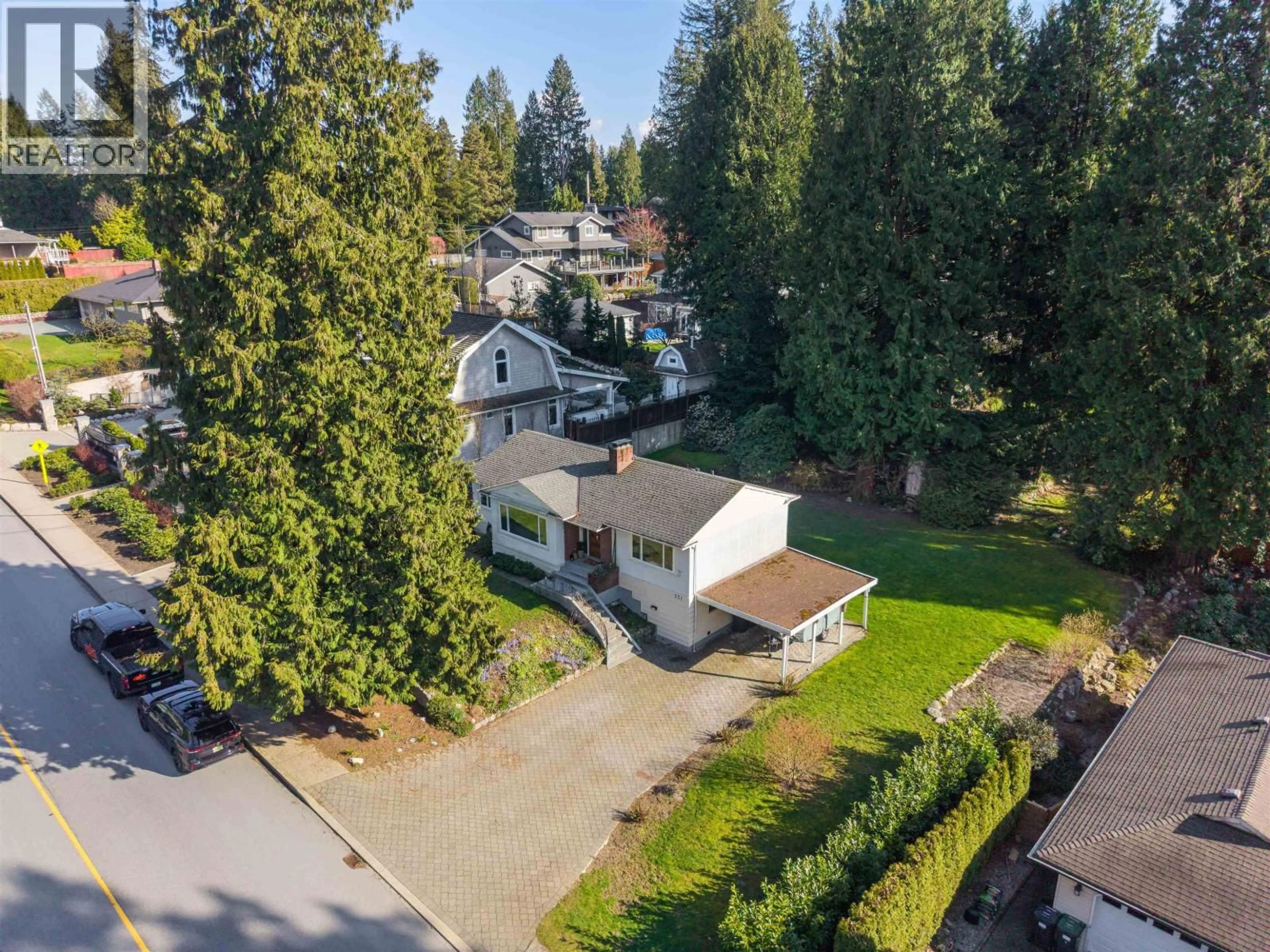 A pic from outside/outdoor area/front of a property/back of a property/a pic from drone, street for 551 OSBORNE ROAD, North Vancouver British Columbia V7N1M4